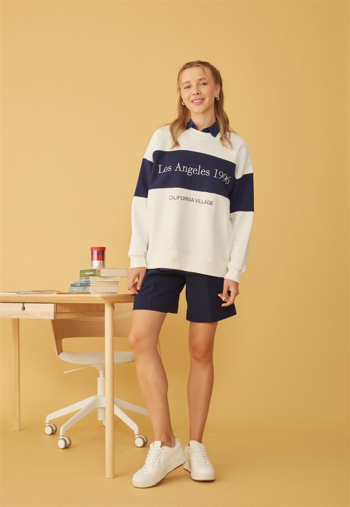 Kadın Ekru Renk Lacivert Detaylı Los Angeles Baskılı Sweatshirt