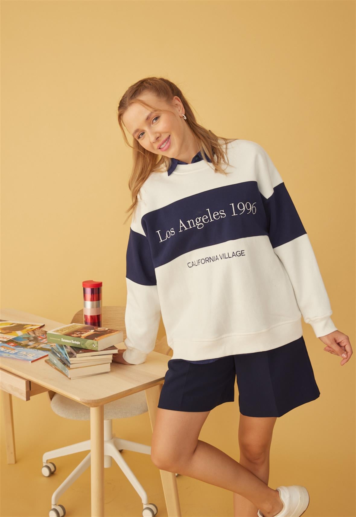 Kadın Ekru Renk Lacivert Detaylı Los Angeles Baskılı Sweatshirt