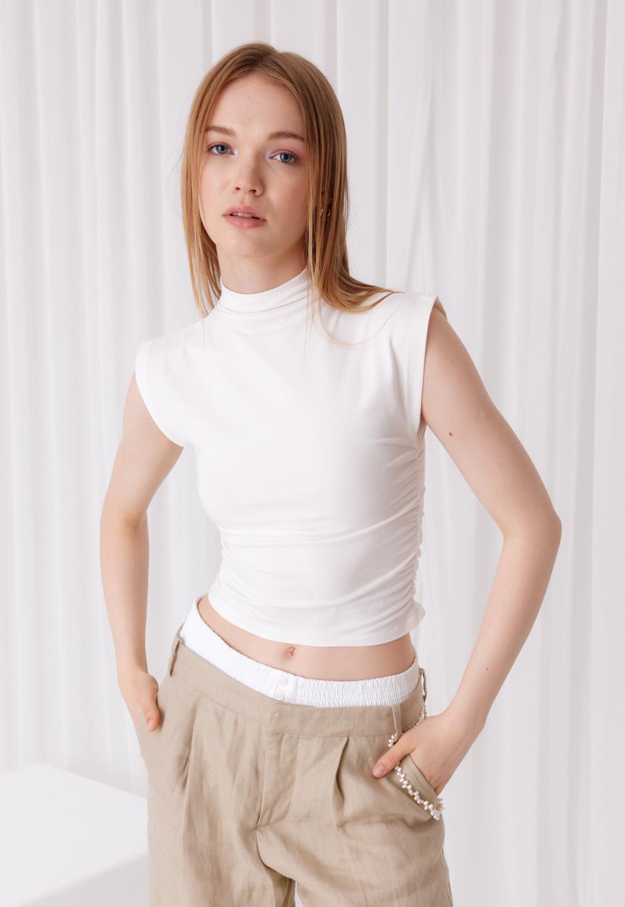 Kadın Ekru Renk Sıfır Kol Yarım Boğazlı Crop T-Shirt