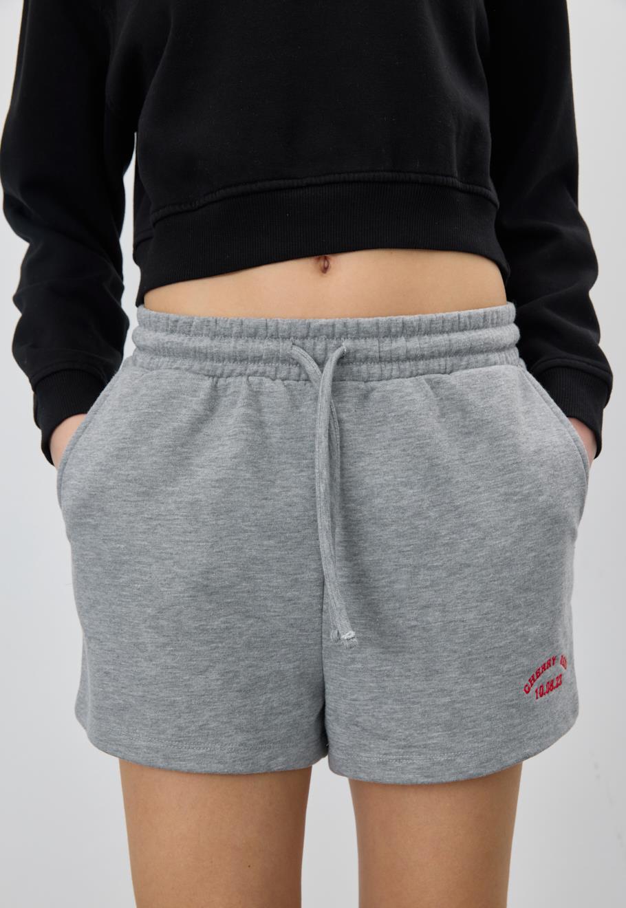 Kadın Gri Melanj Nakış Detaylı Şort