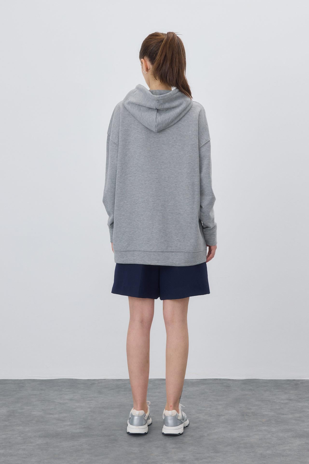 Kadın Gri Renk Baskılı Kapüşonlu Oversize Sweatshirt