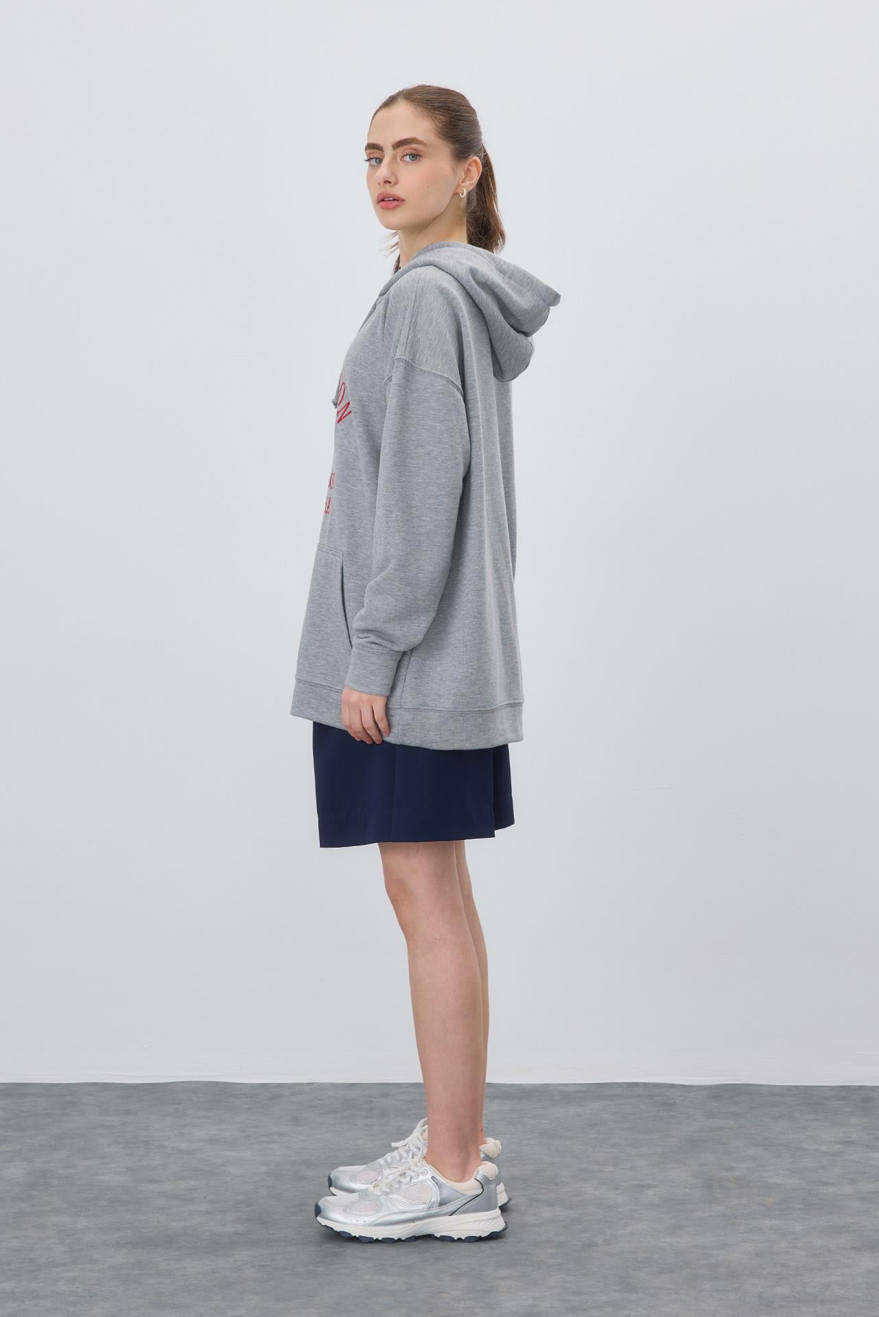 Kadın Gri Renk Baskılı Kapüşonlu Oversize Sweatshirt