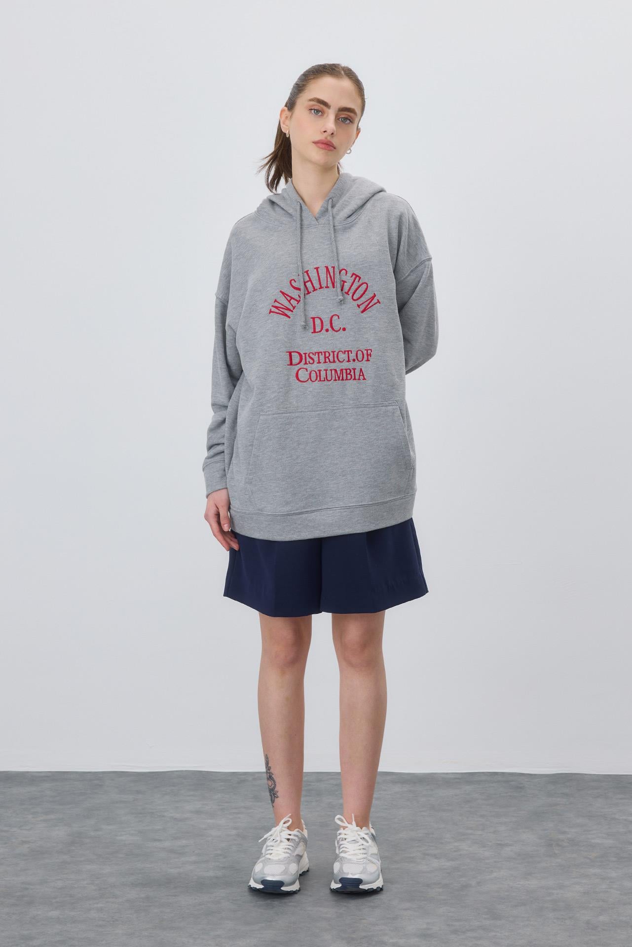 Kadın Gri Renk Baskılı Kapüşonlu Oversize Sweatshirt
