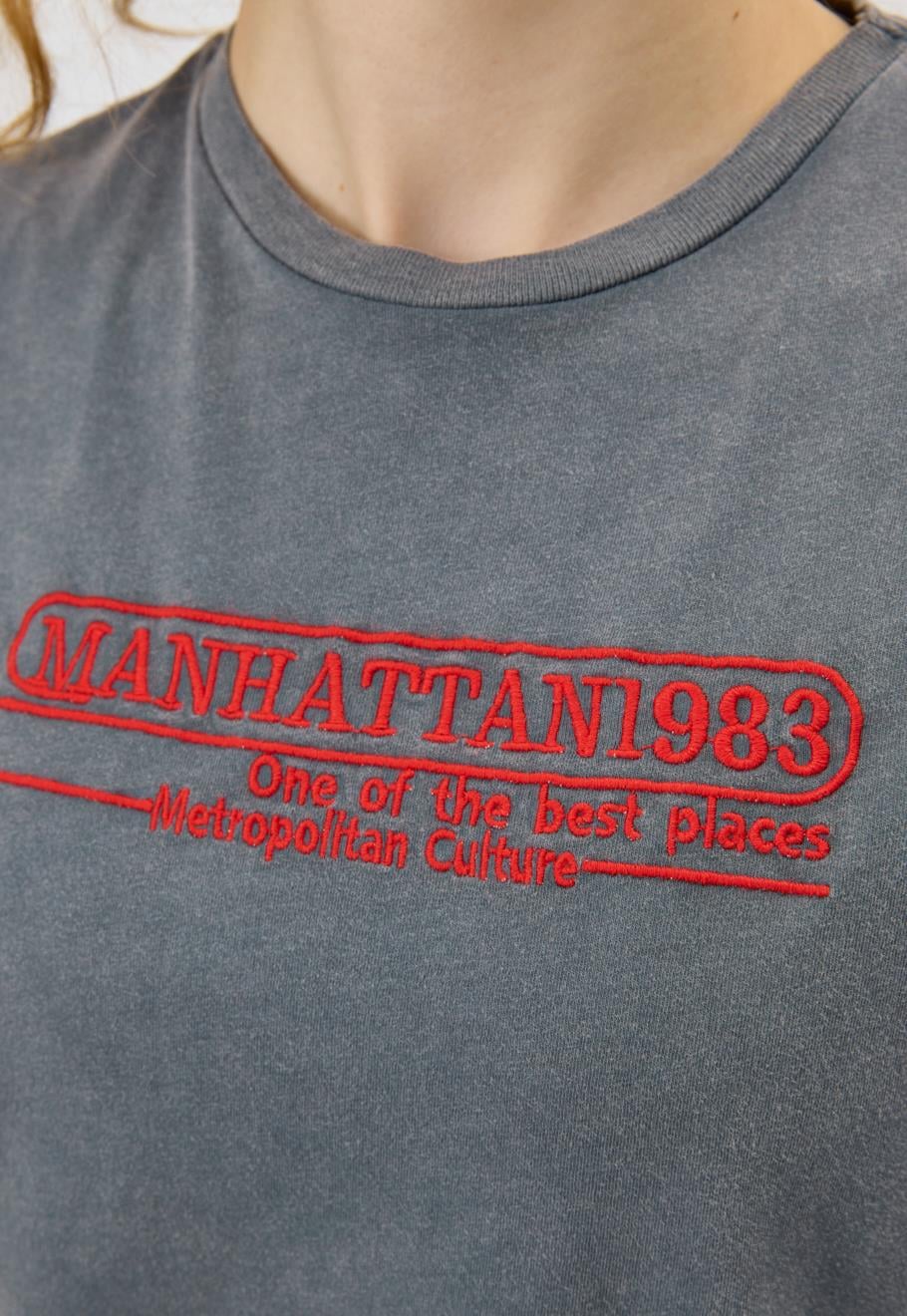 Kadın Kırmızı Nakış Detaylı Antrasit T-Shirt