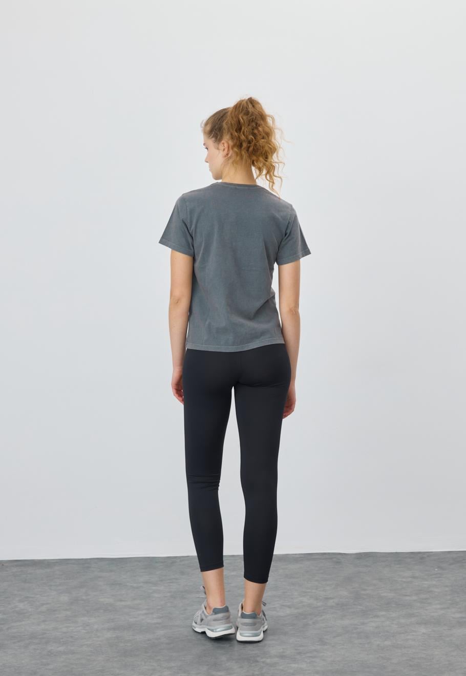Kadın Kırmızı Nakış Detaylı Antrasit T-Shirt