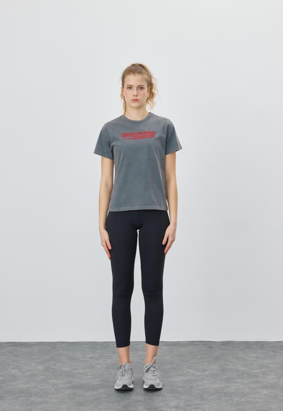 Kadın Kırmızı Nakış Detaylı Antrasit T-Shirt