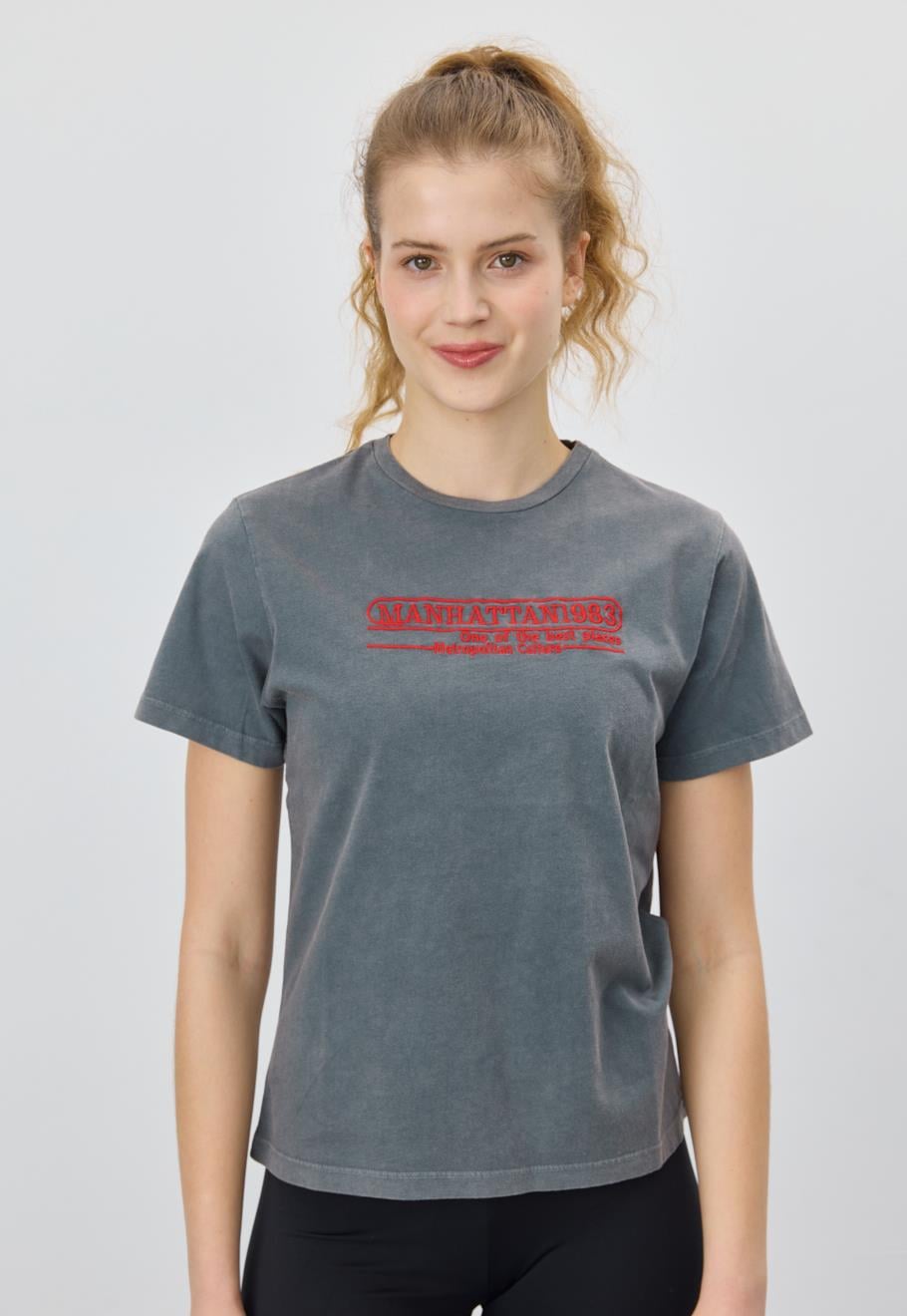 Kadın Kırmızı Nakış Detaylı Antrasit T-Shirt