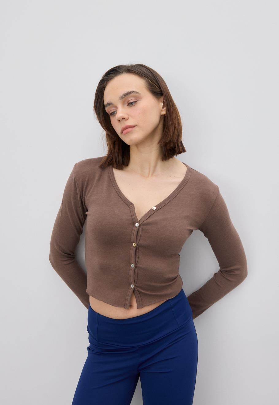 Kadın Koyu Kahve Renk Düğmeli Crop Hırka