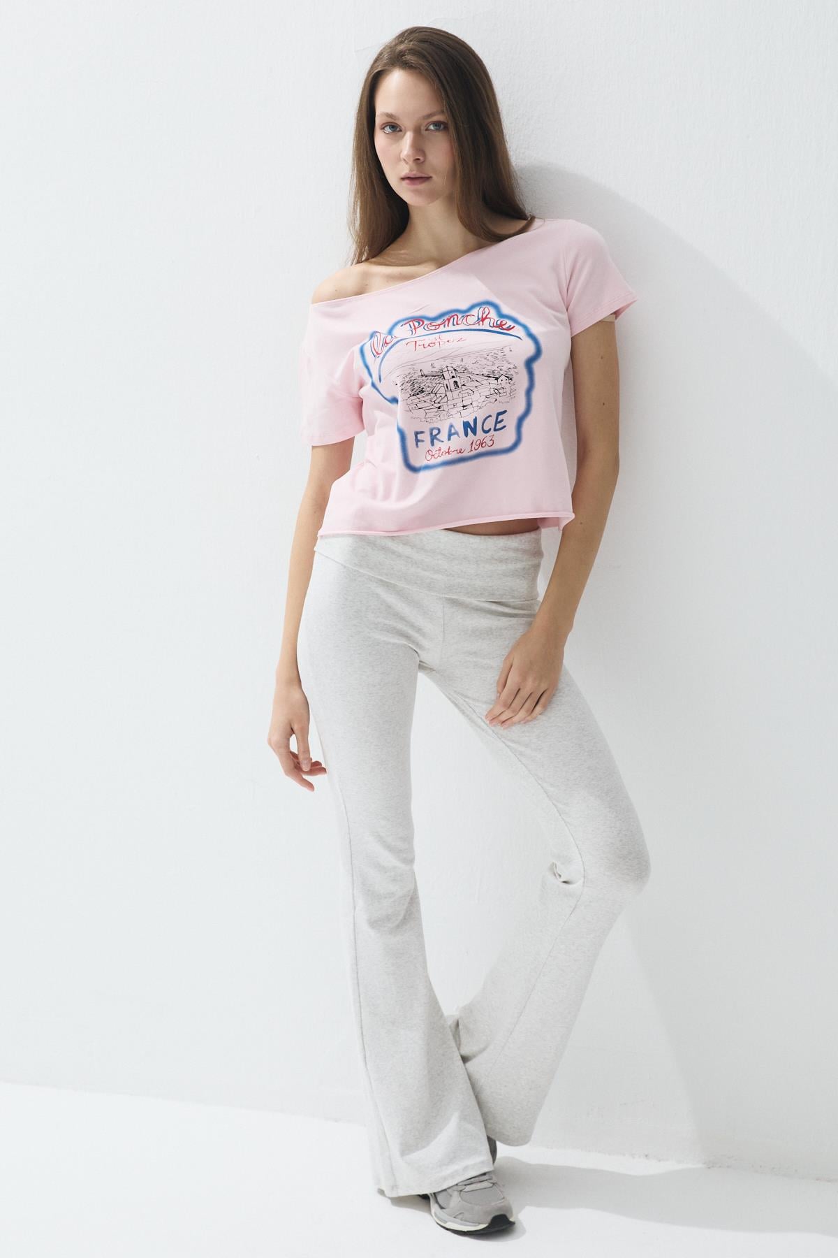 Kadın Pembe Renk Baskılı Kayıkçı Yaka Kısa Kollu T-shirt