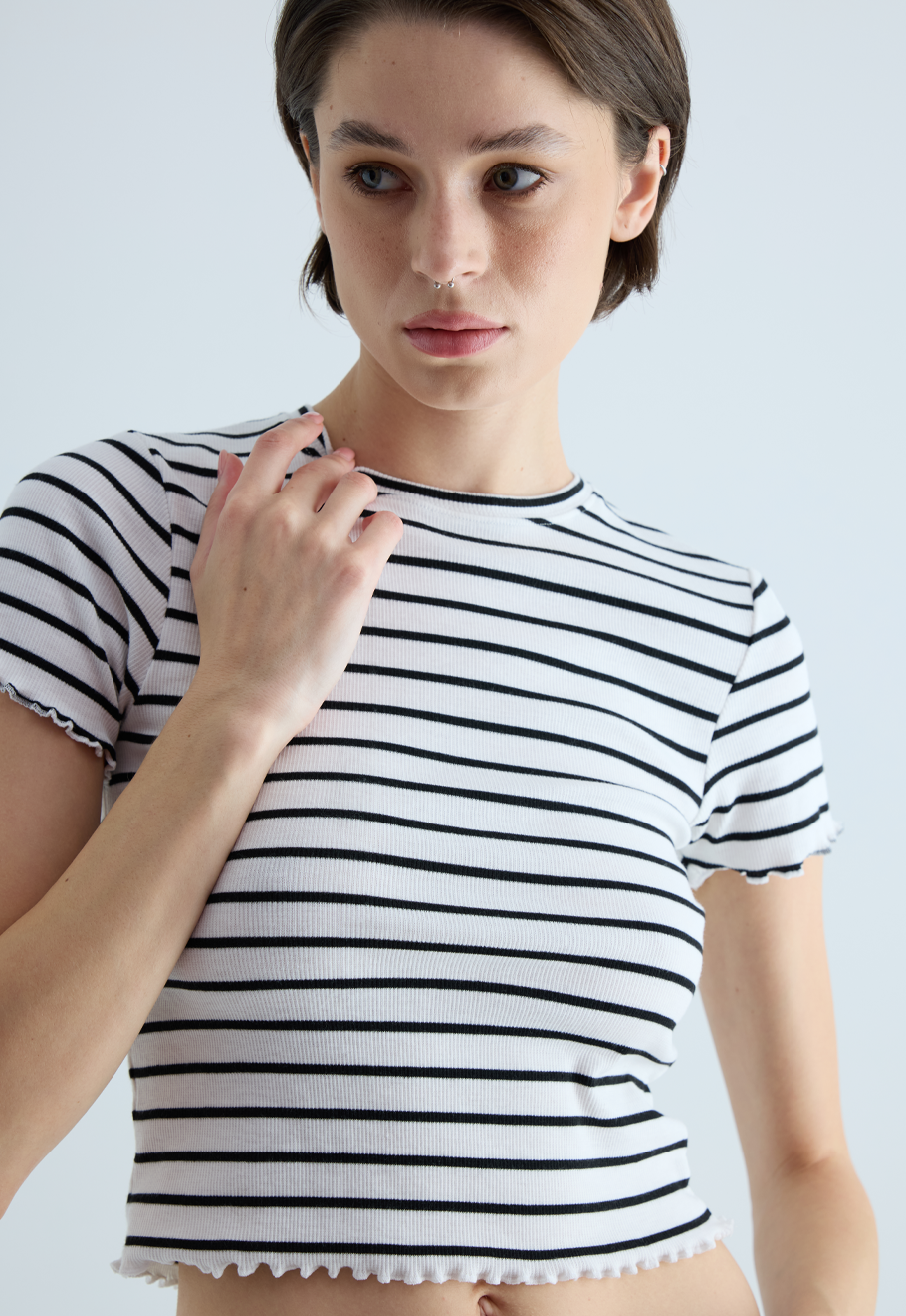 Kadın Siyah Beyaz Çizgili Crop Kısa Kollu T-Shirt