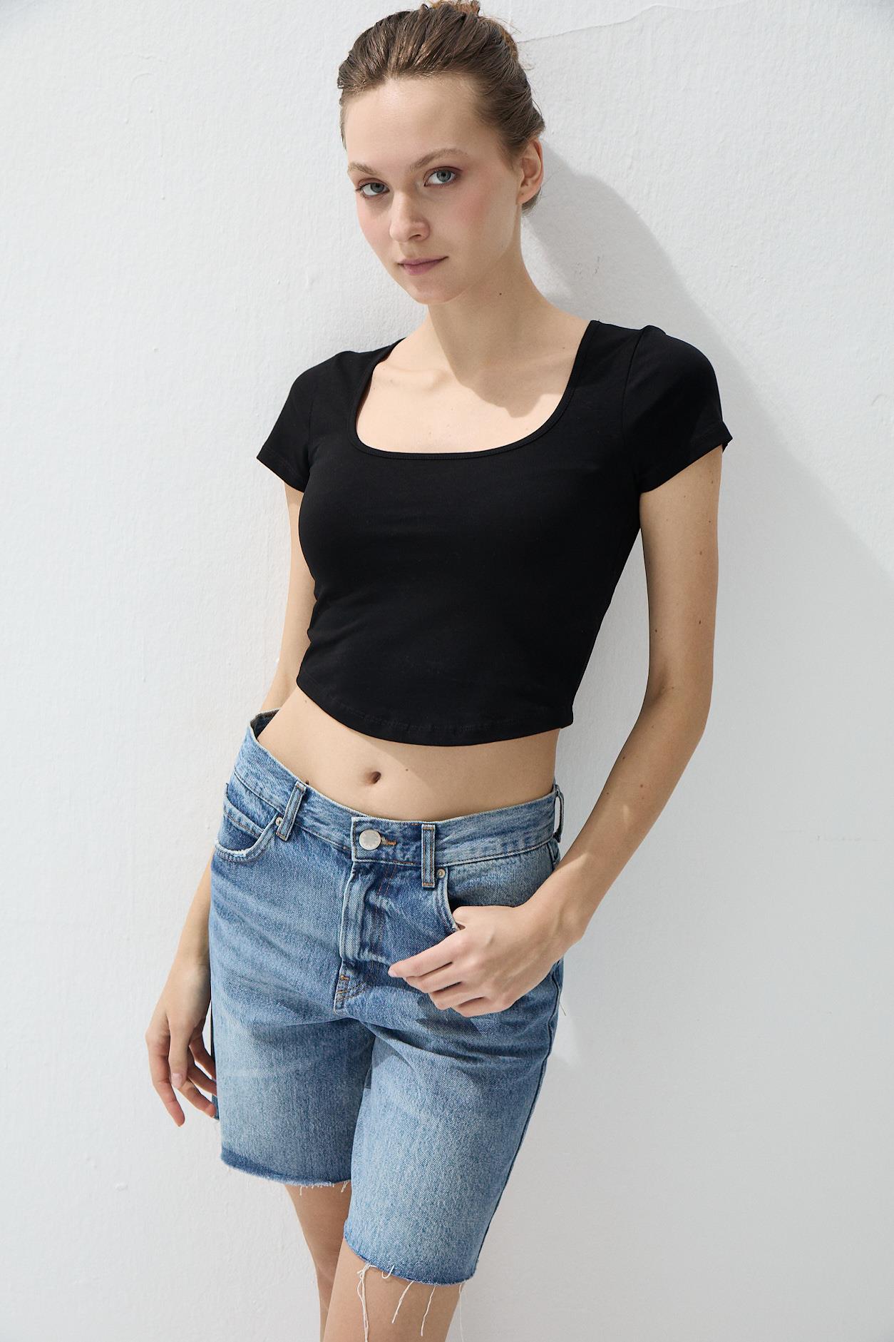 Kadın Siyah Kare Yakalı Kısa Kollu T-shirt