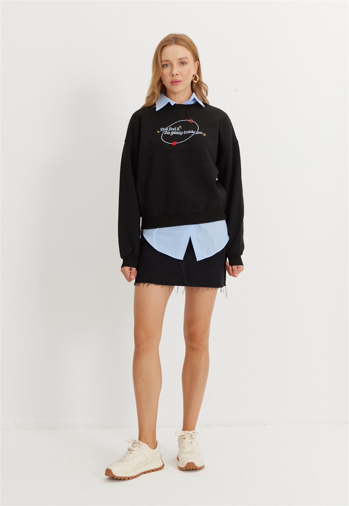 Kadın Siyah Nakış Baskılı Oversize Kısa Sweatshirt