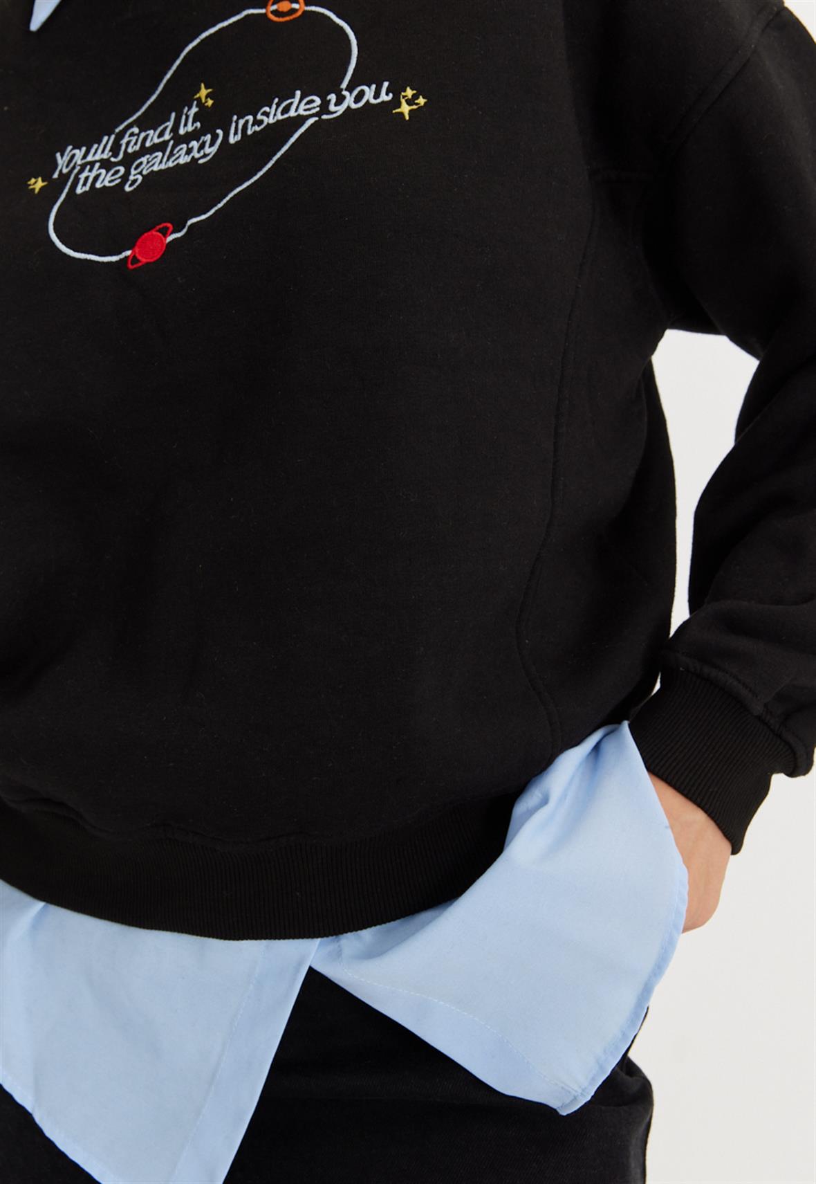 Kadın Siyah Nakış Baskılı Oversize Kısa Sweatshirt