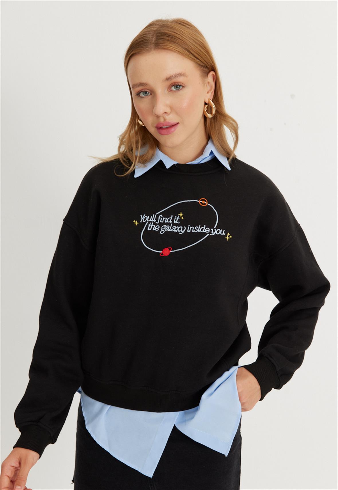 Kadın Siyah Nakış Baskılı Oversize Kısa Sweatshirt