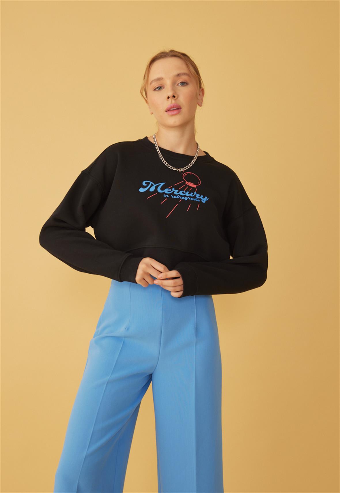 Kadın Siyah Renk Mercury Baskılı Crop Sweatshirt