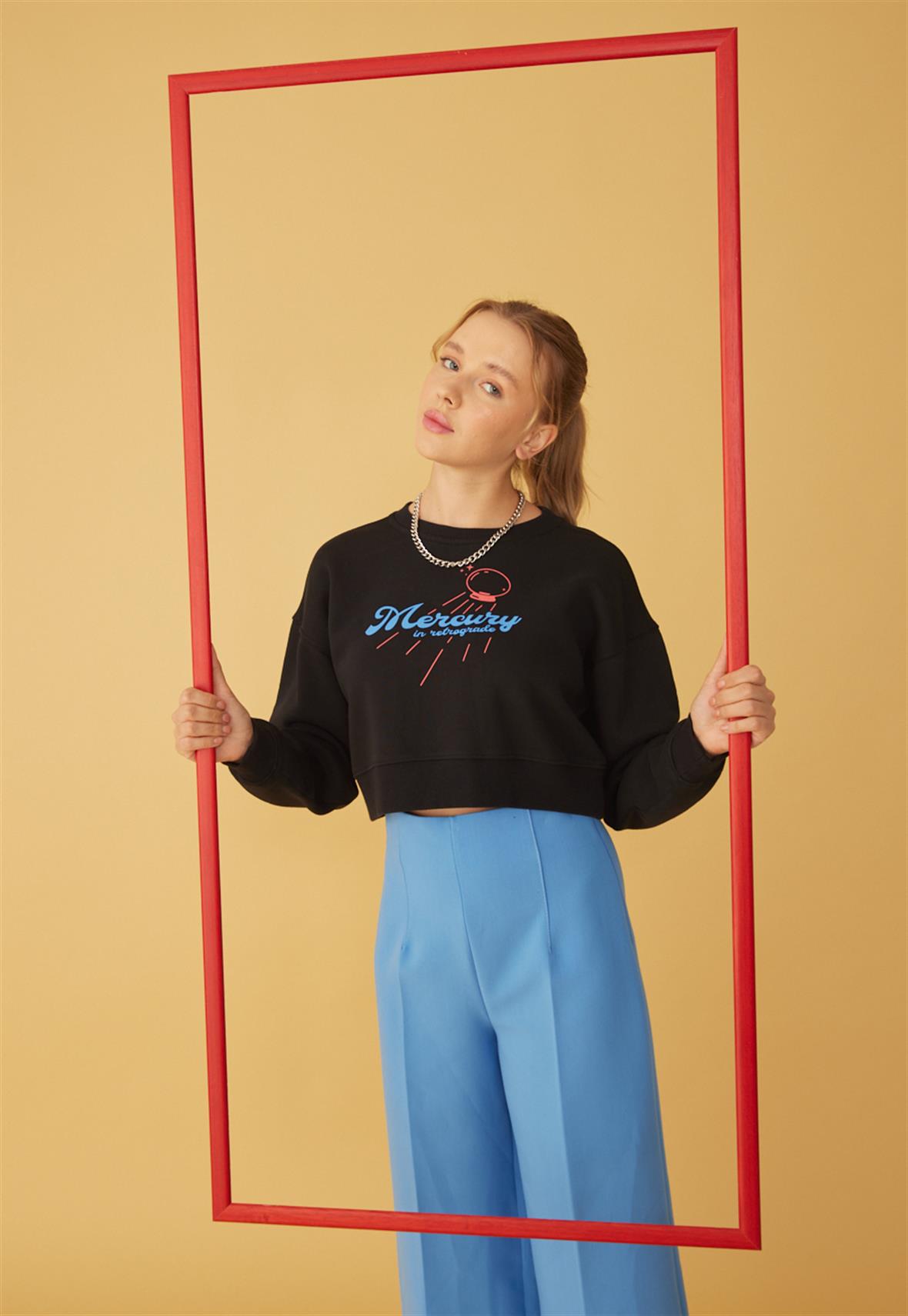 Kadın Siyah Renk Mercury Baskılı Crop Sweatshirt