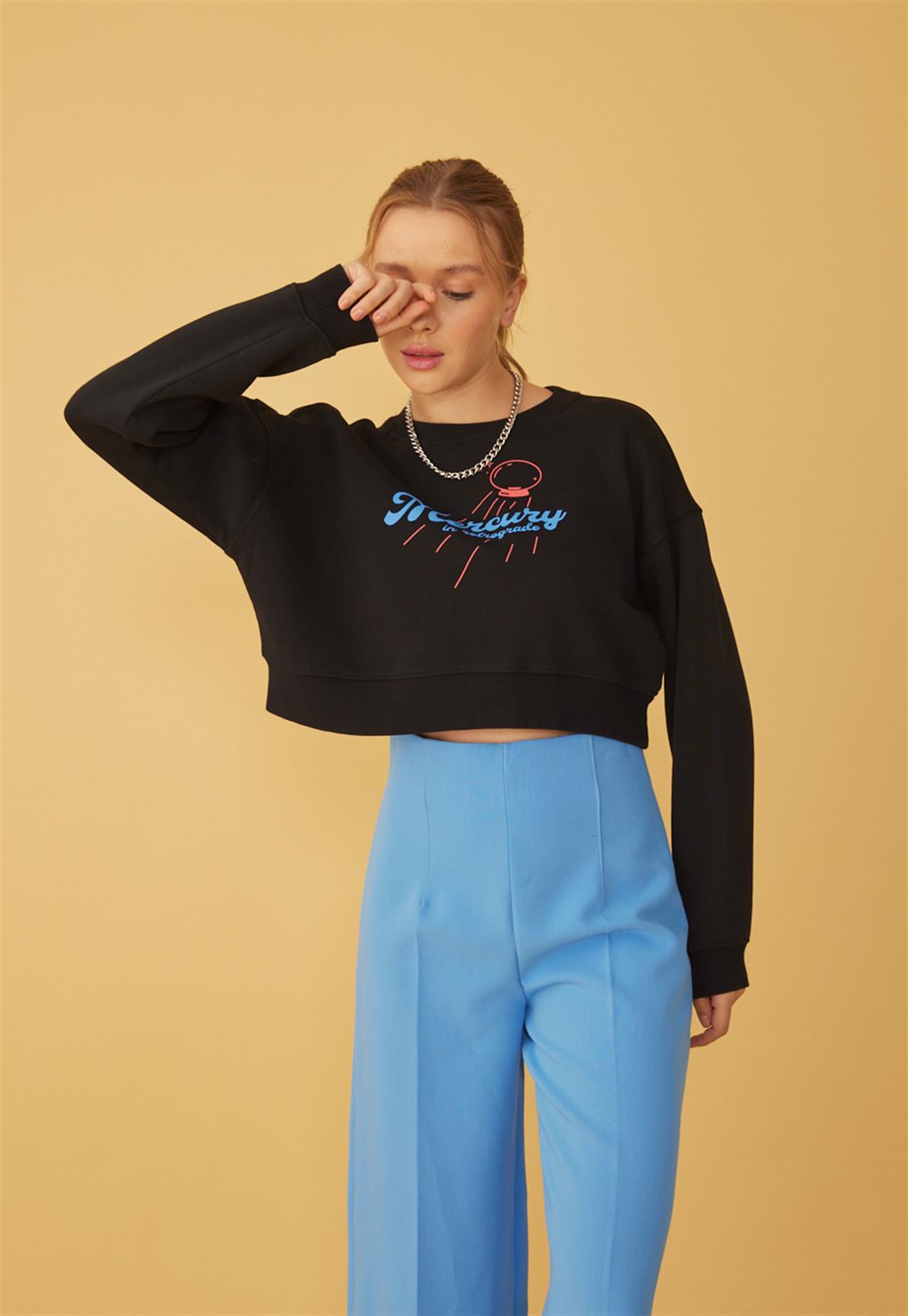 Kadın Siyah Renk Mercury Baskılı Crop Sweatshirt