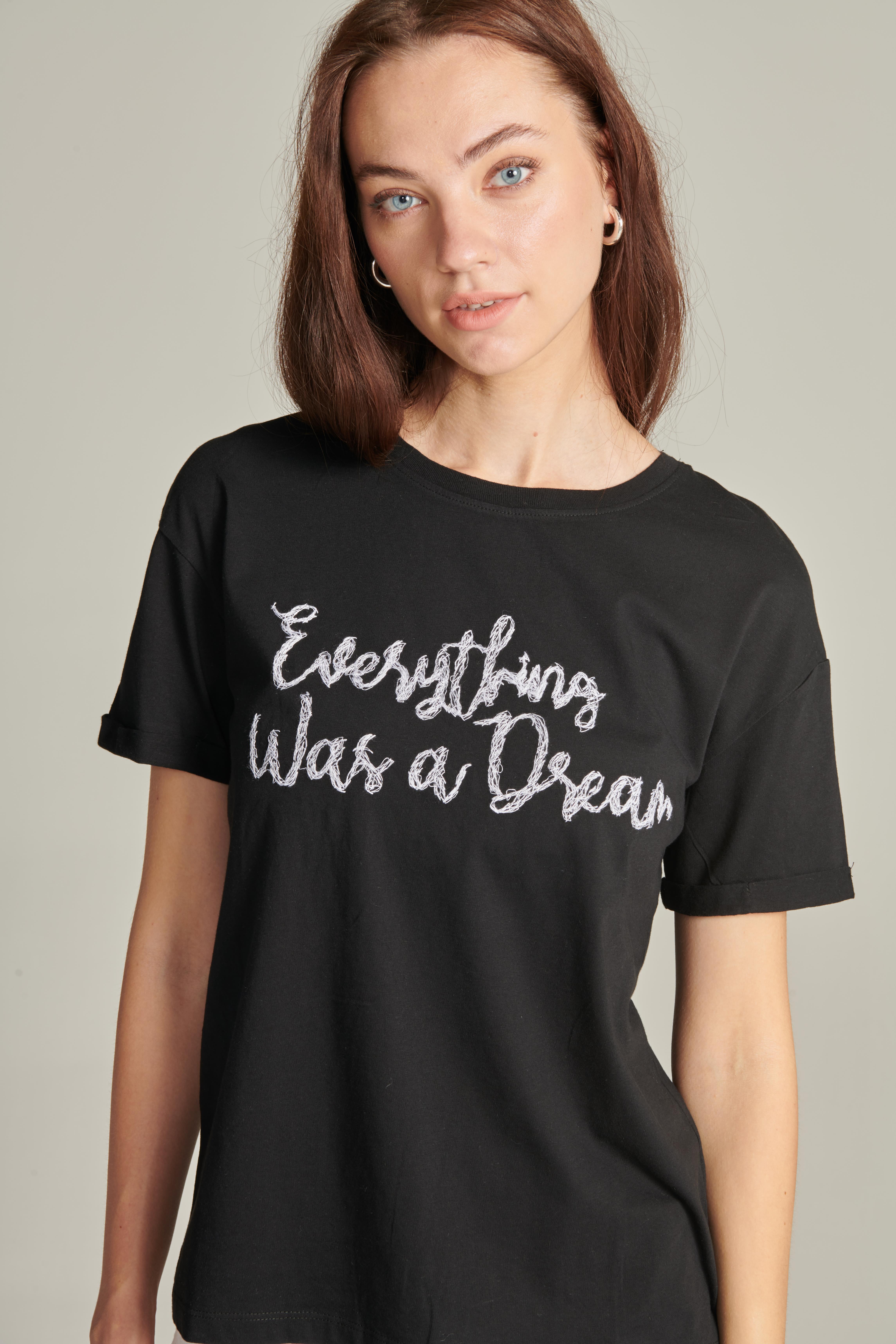 Kadın Siyah Renk Nakış Detaylı Kısa Kollu T-shirt