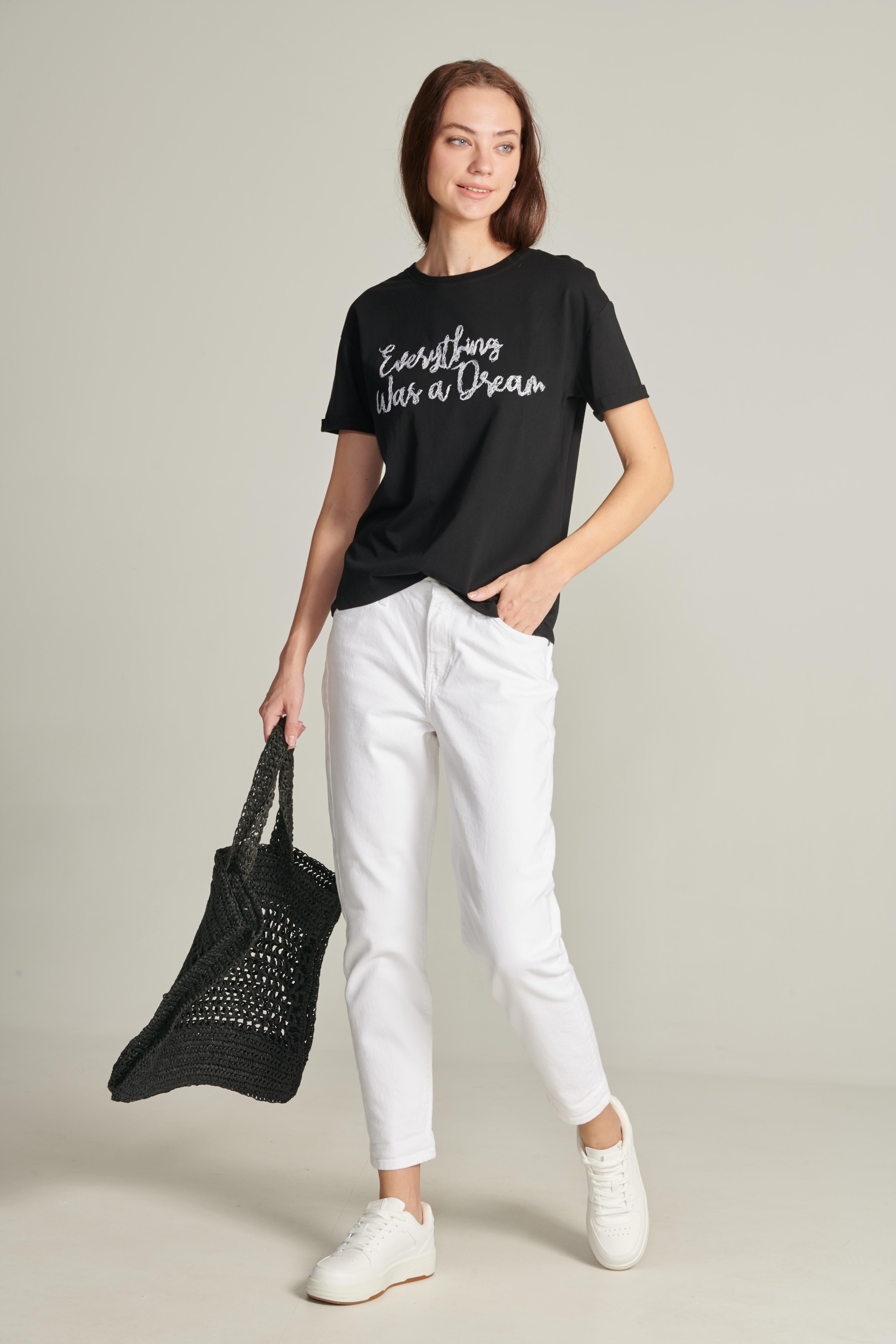 Kadın Siyah Renk Nakış Detaylı Kısa Kollu T-shirt