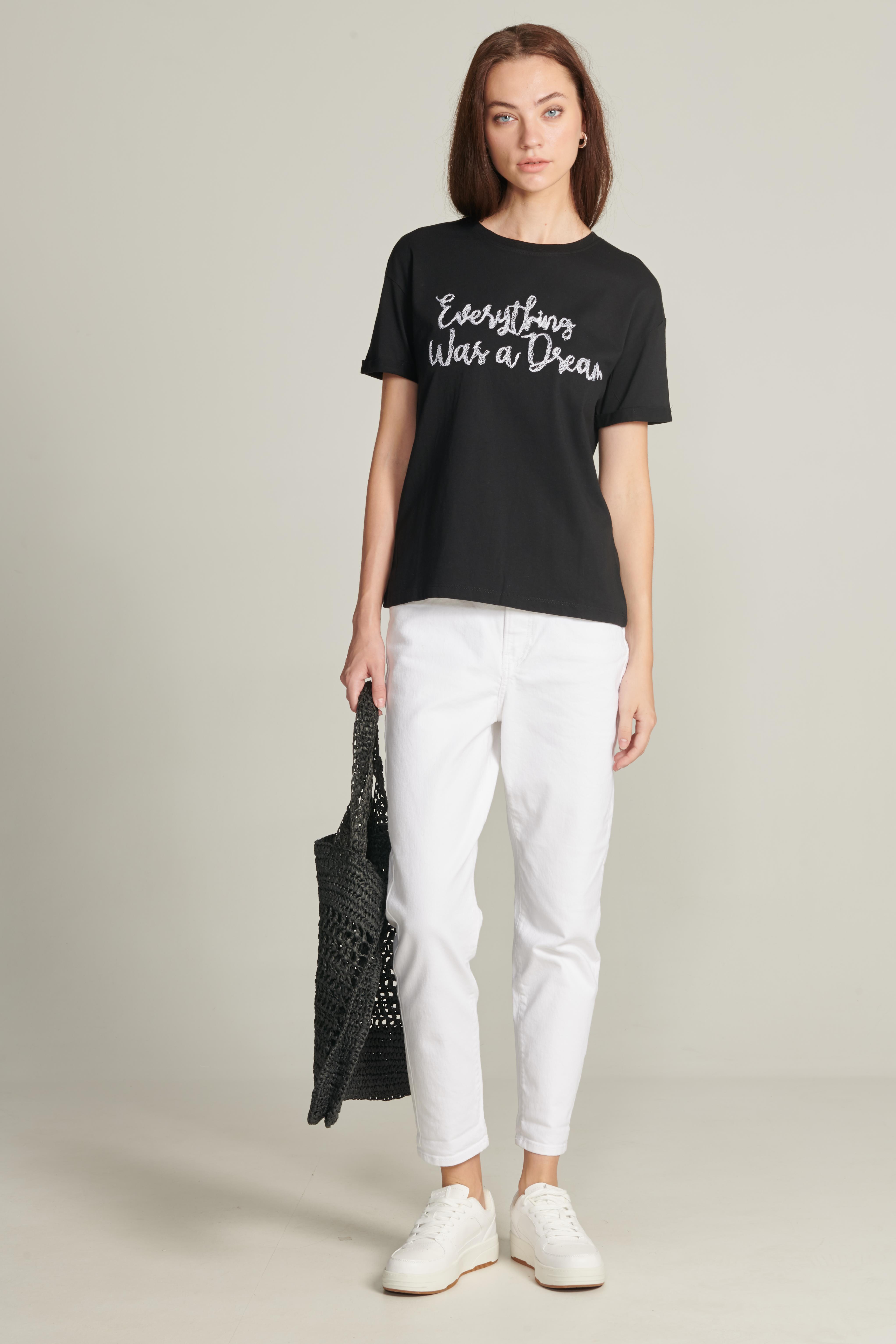 Kadın Siyah Renk Nakış Detaylı Kısa Kollu T-shirt