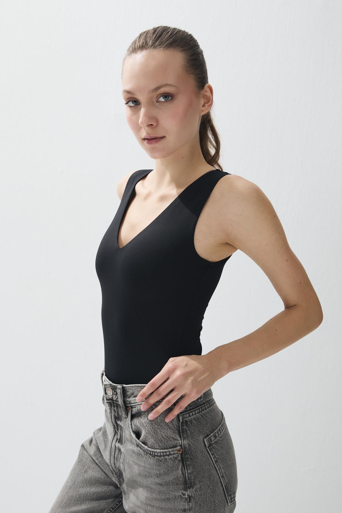 Kadın Siyah Renk V yaka Çıtçıtlı Body