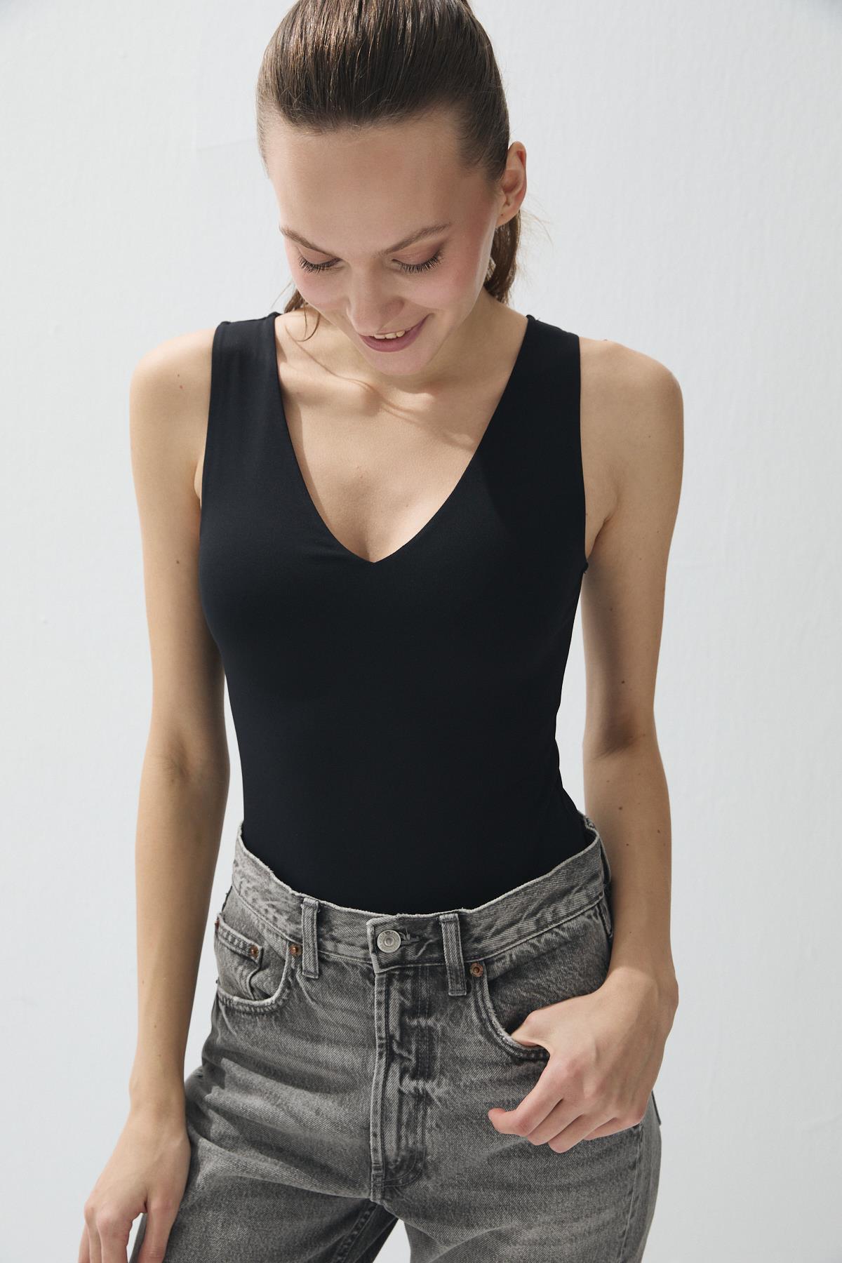 Kadın Siyah Renk V yaka Çıtçıtlı Body