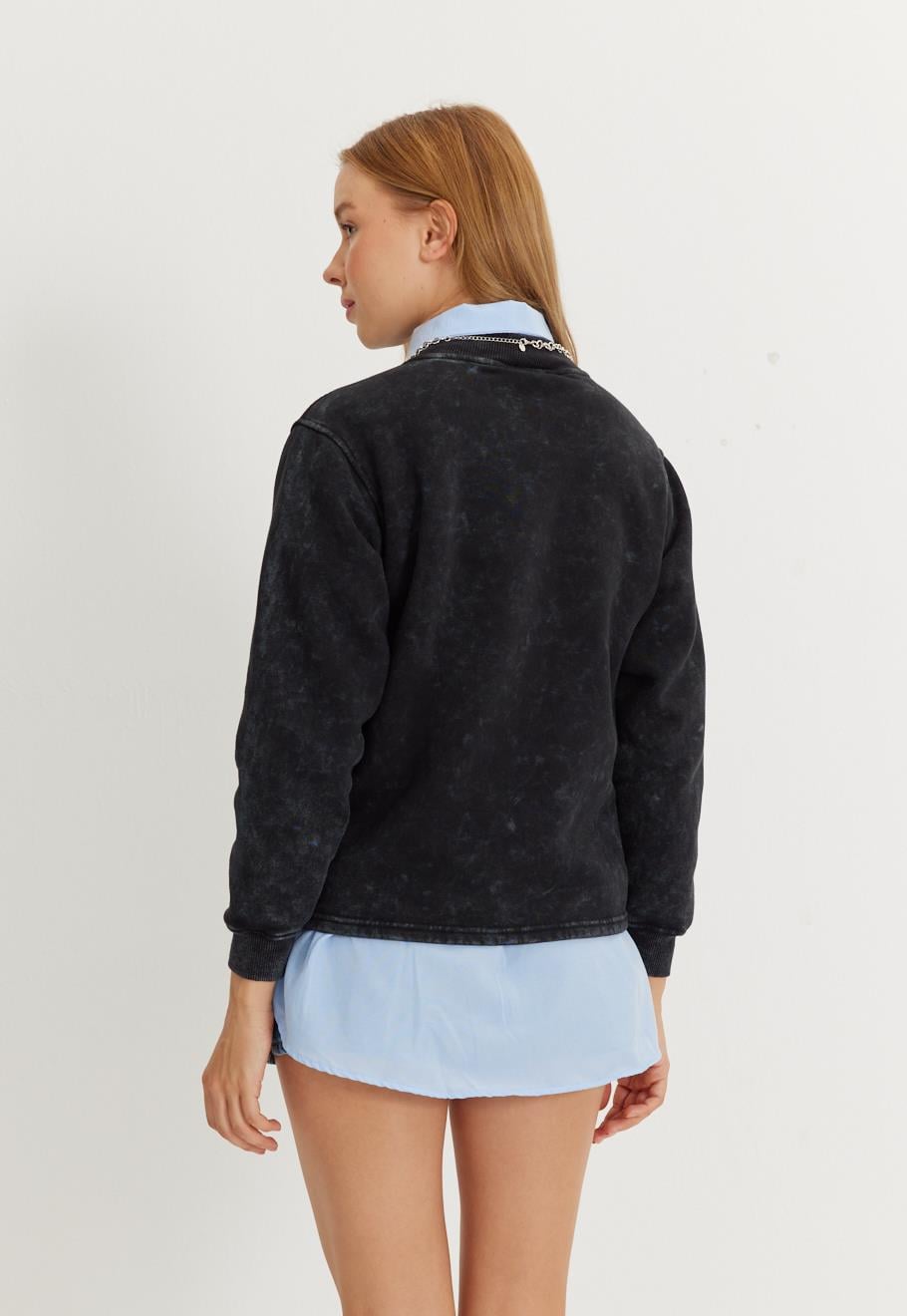 Kadın Siyah Renk Yıkamalı Eskitmeli Kısa Sweatshirt