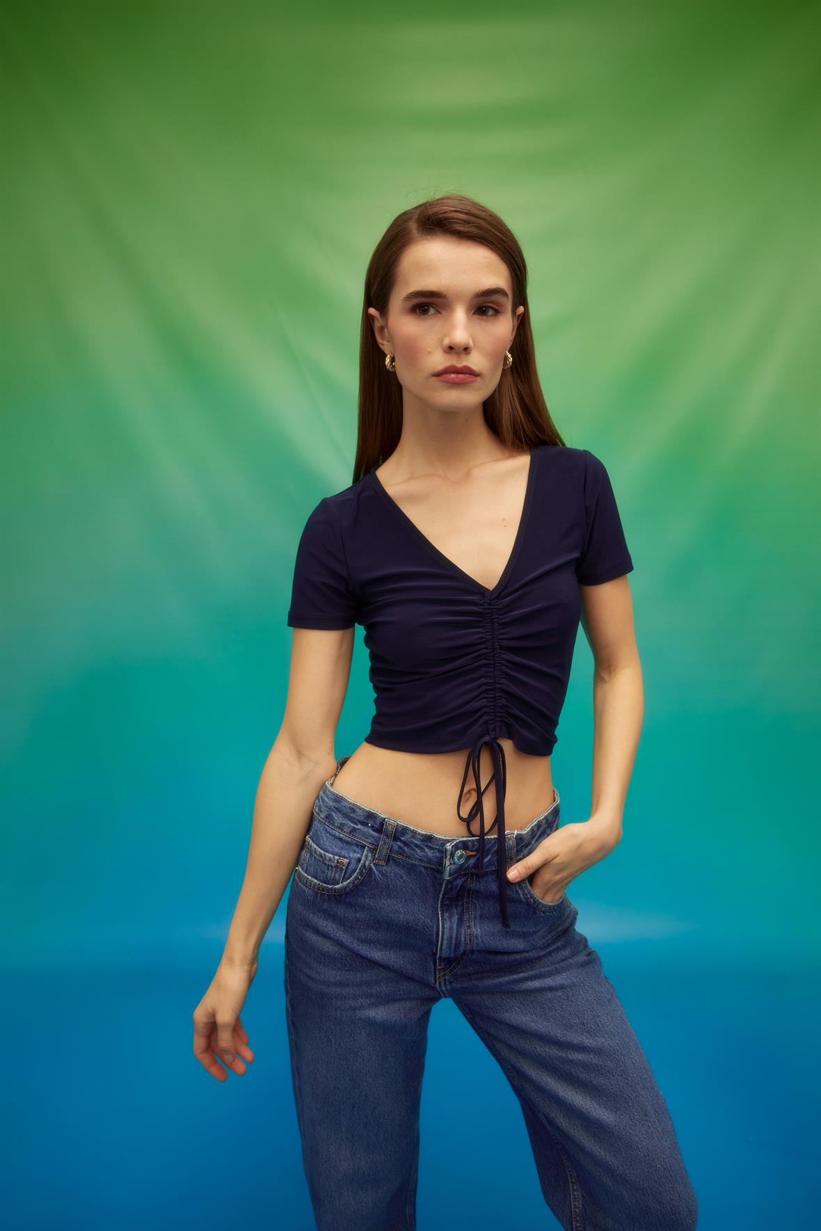 Ortası Büzgülü V Yaka Crop Bluz