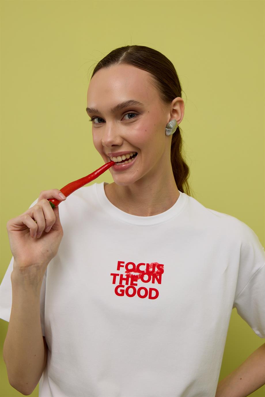 Kadın Beyaz Renk Önü ve Arkası Baskılı Oversize Kısa Kollu Tshirt