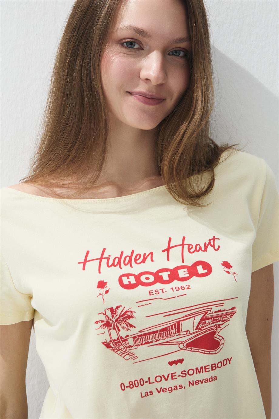 Kadın Butter Renk Baskılı Kayıkçı Yaka Kısa Kollu T-shirt
