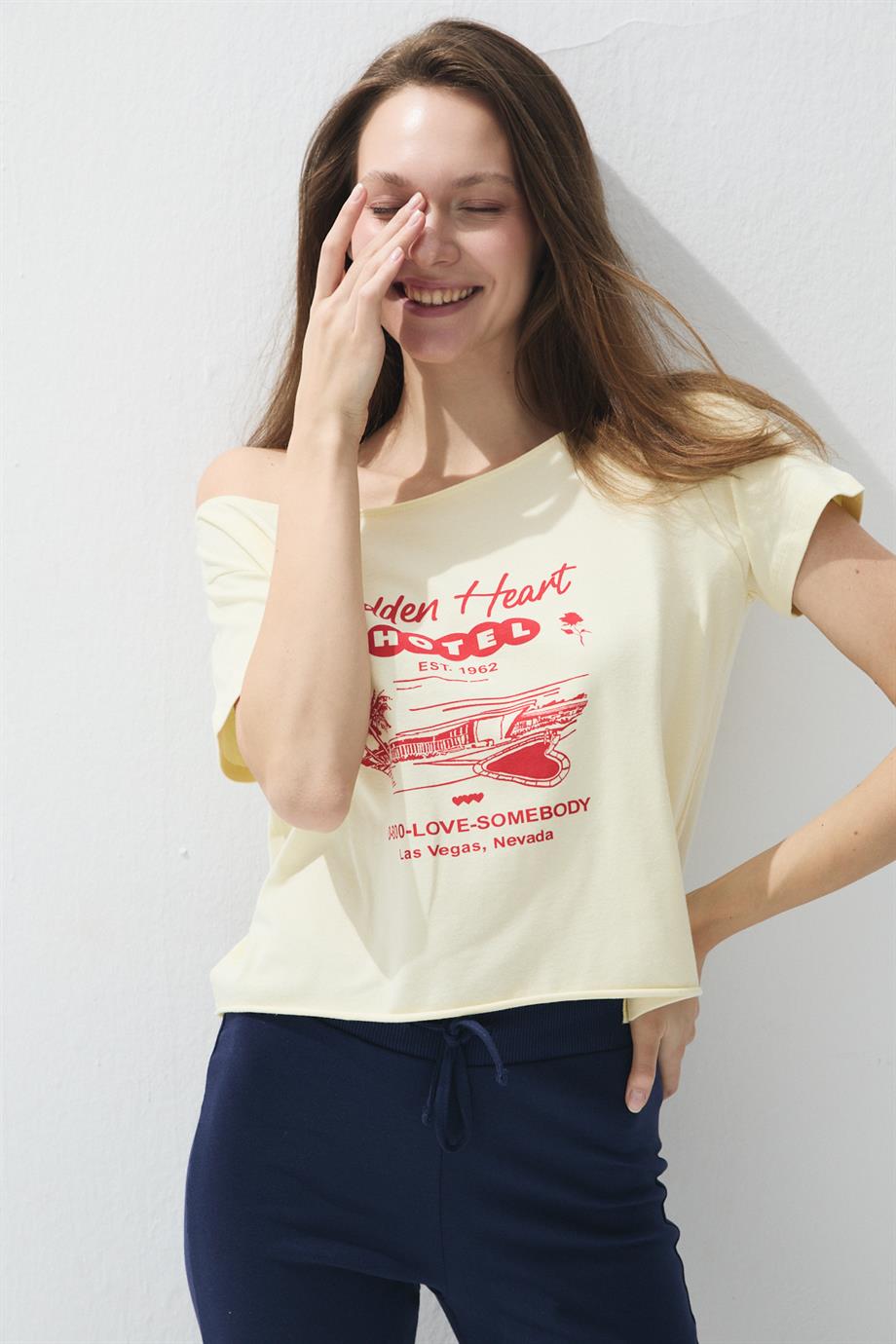 Kadın Butter Renk Baskılı Kayıkçı Yaka Kısa Kollu T-shirt