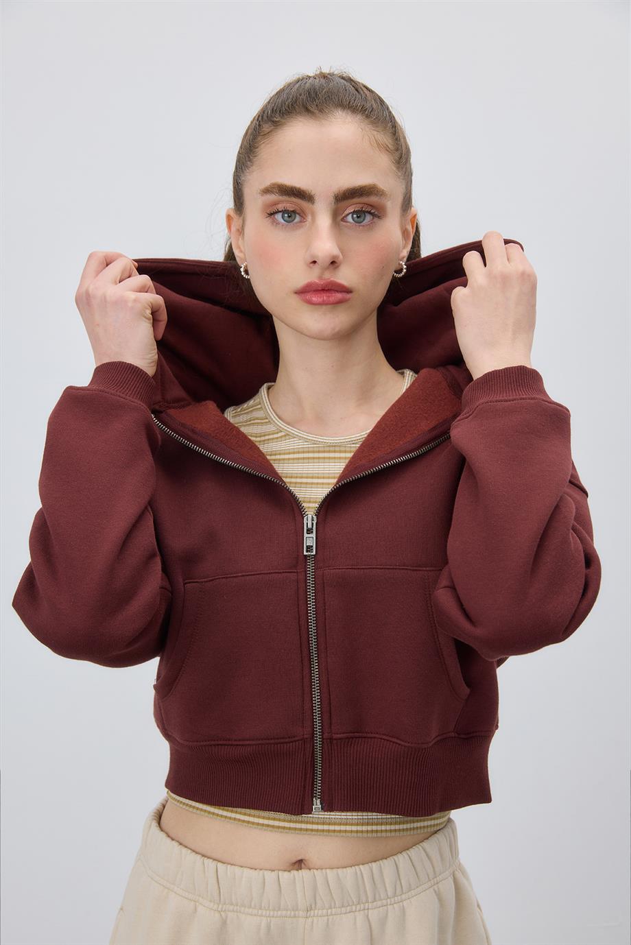 Kadın Çikolata Renk Kapüşonlu Şardonlu Crop Sweatshirt Hırka