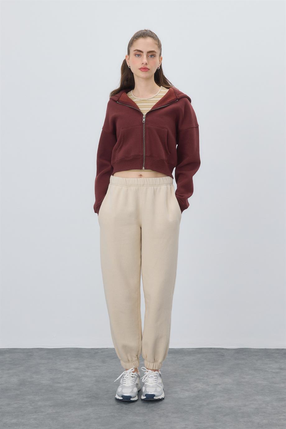Kadın Çikolata Renk Kapüşonlu Şardonlu Crop Sweatshirt Hırka