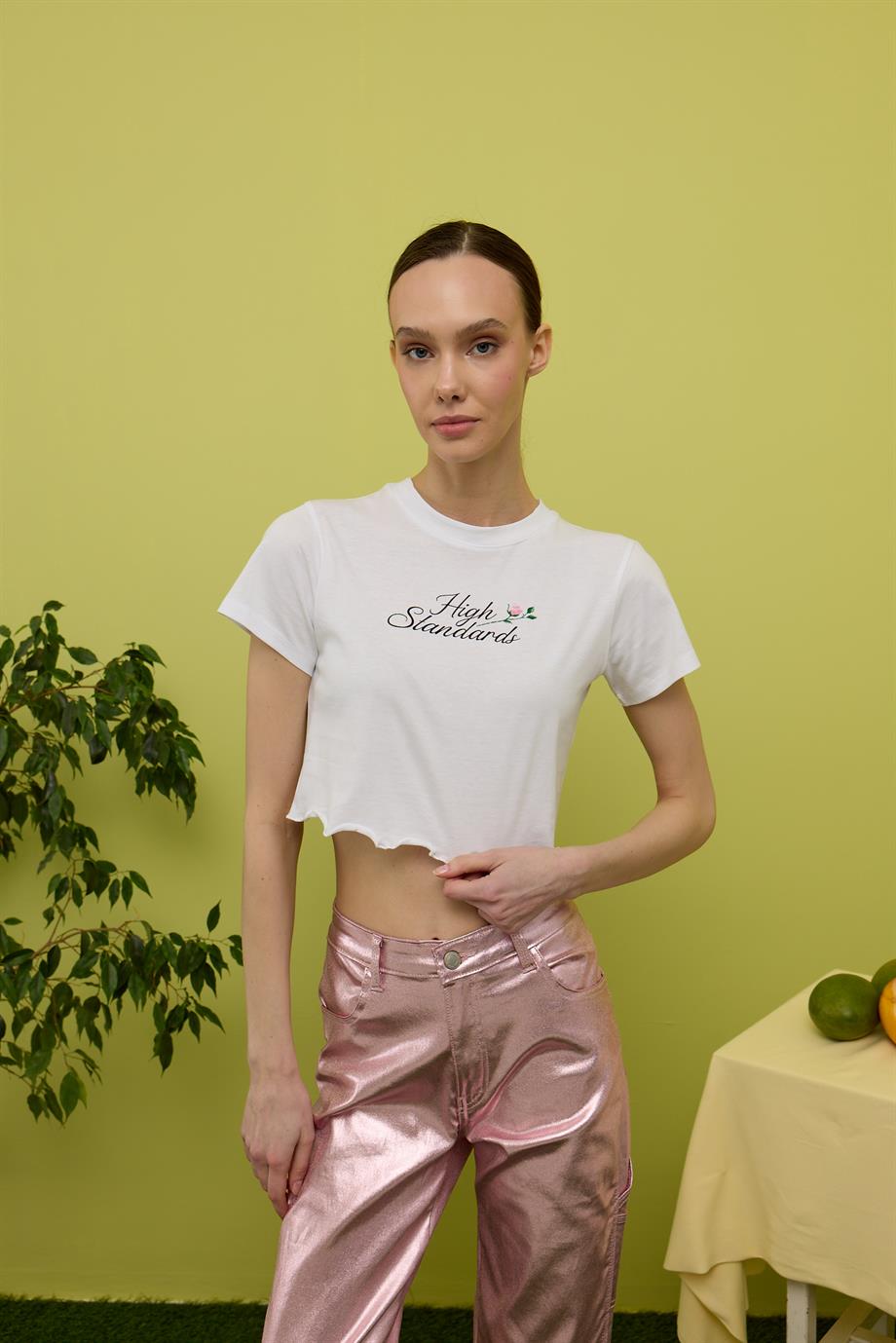 Kadın Ekru Çiçek Baskılı Etek Ucu Fırfırlı Kısa Kollu T-shirt