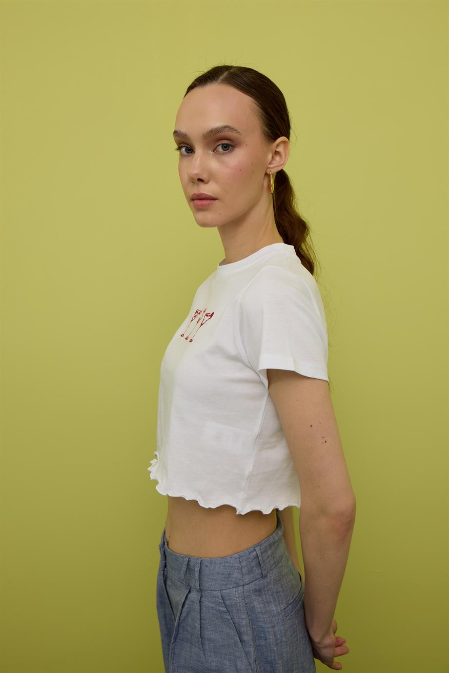 Kadın Ekru Renk Bardak Baskılı Etek Ucu Fırfırlı Kısa Kollu T-shirt