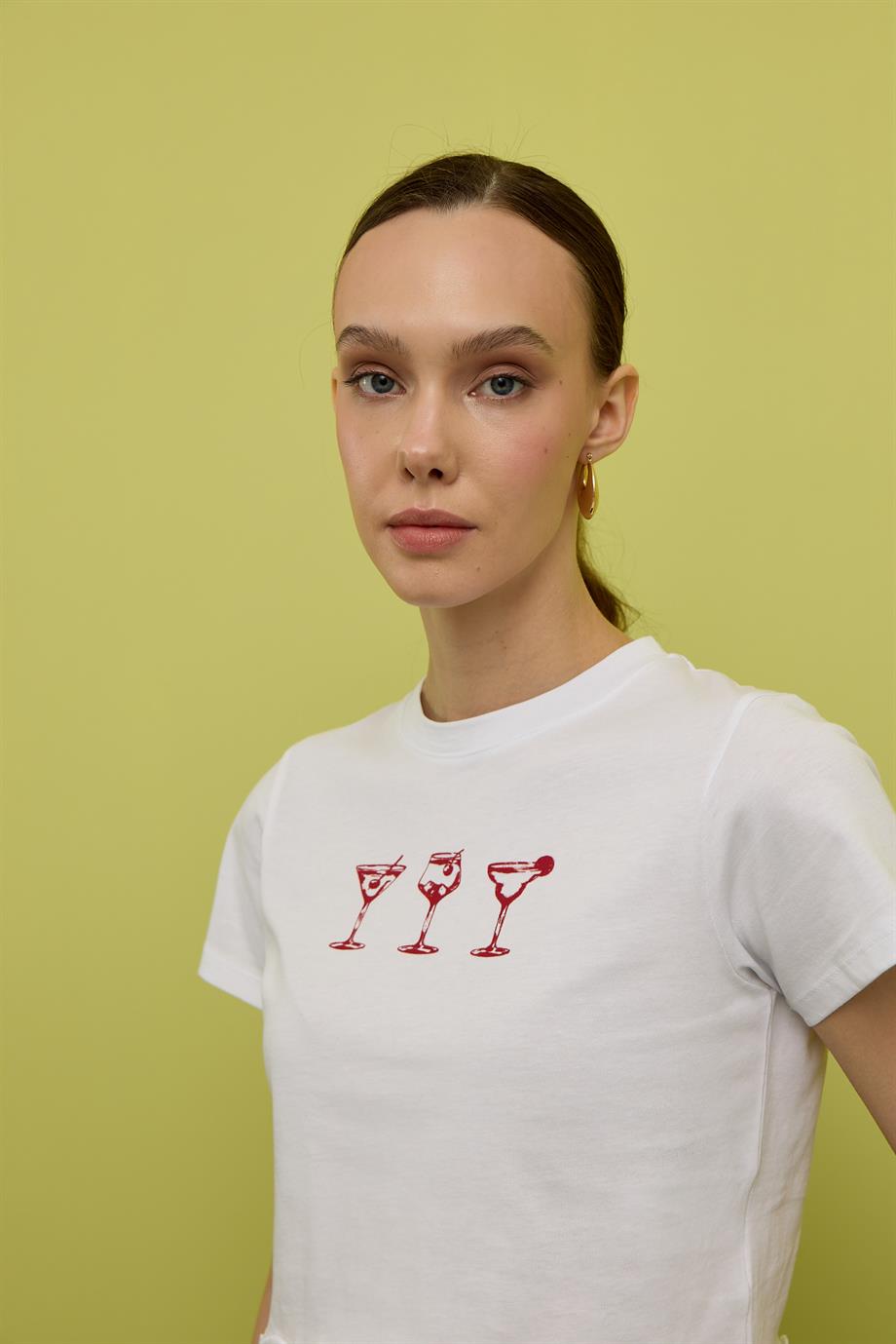 Kadın Ekru Renk Bardak Baskılı Etek Ucu Fırfırlı Kısa Kollu T-shirt