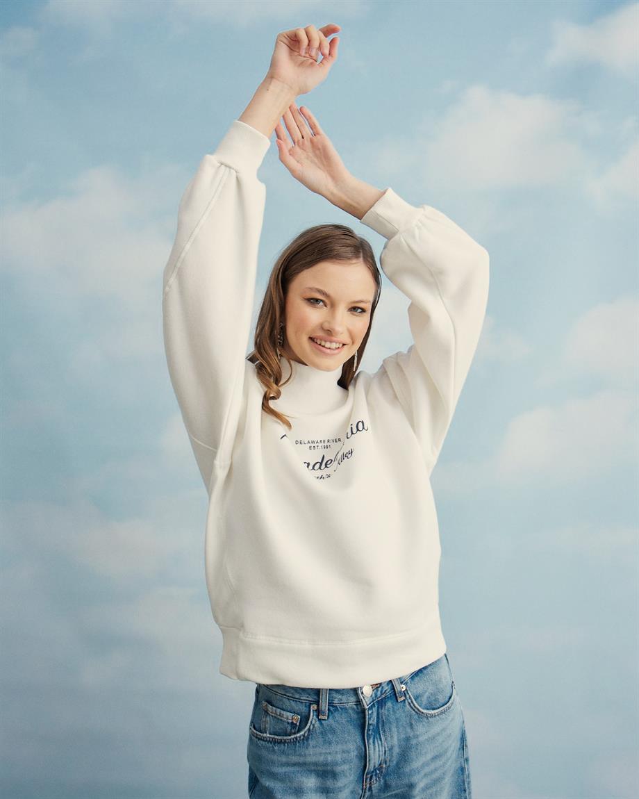 Kadın Ekru Renk Baskılı Yarım Balıkçı Yaka Sweatshirt
