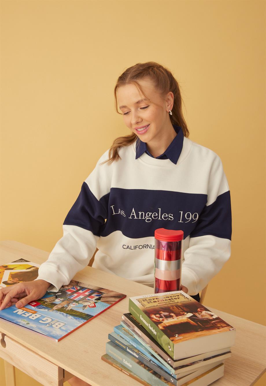 Kadın Ekru Renk Lacivert Detaylı Los Angeles Baskılı Sweatshirt