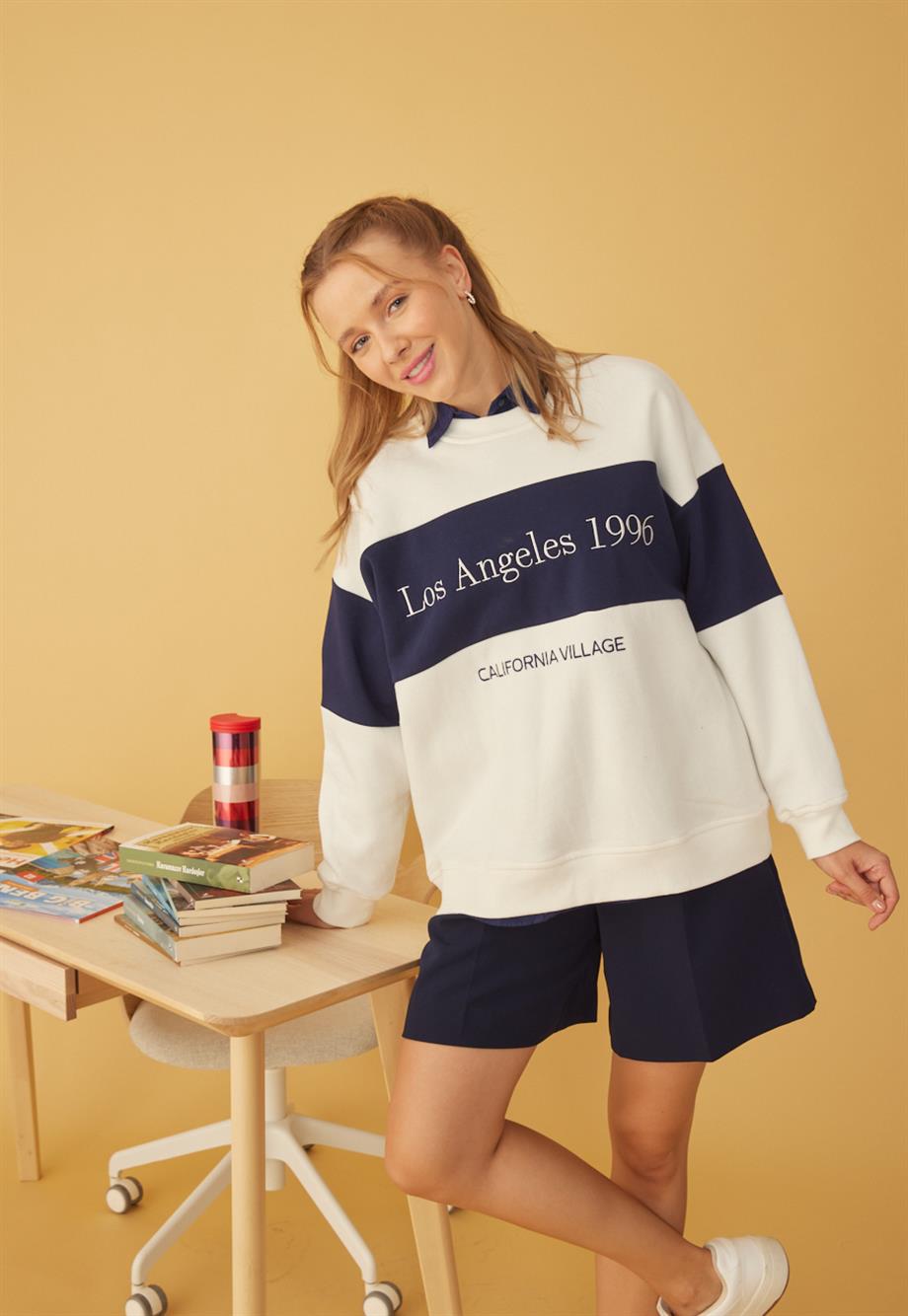 Kadın Ekru Renk Lacivert Detaylı Los Angeles Baskılı Sweatshirt