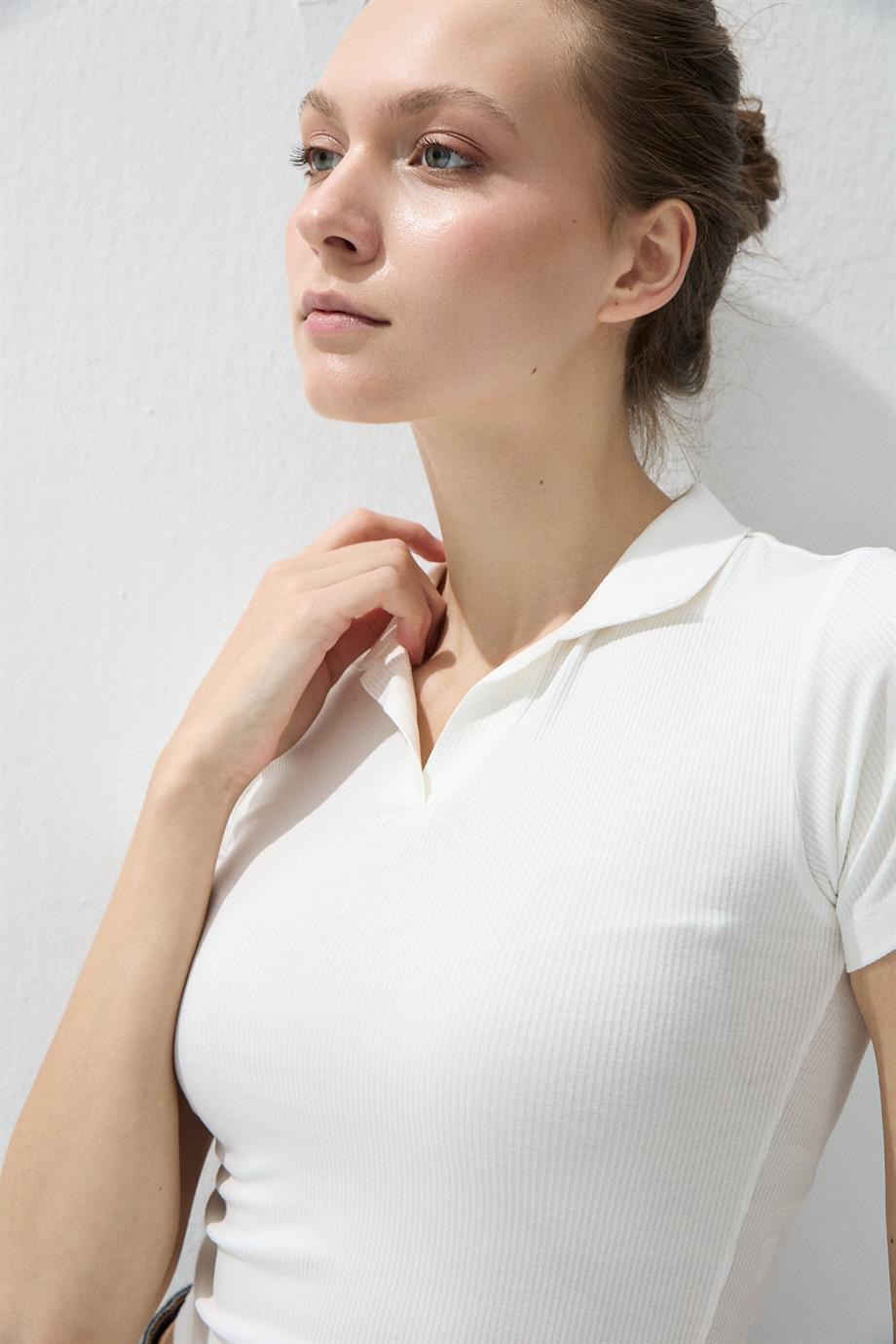 Kadın Ekru Renk Polo Yakalı Kısa Kollu T-shirt