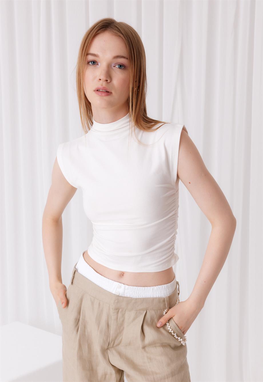 Kadın Ekru Renk Sıfır Kol Yarım Boğazlı Crop T-Shirt