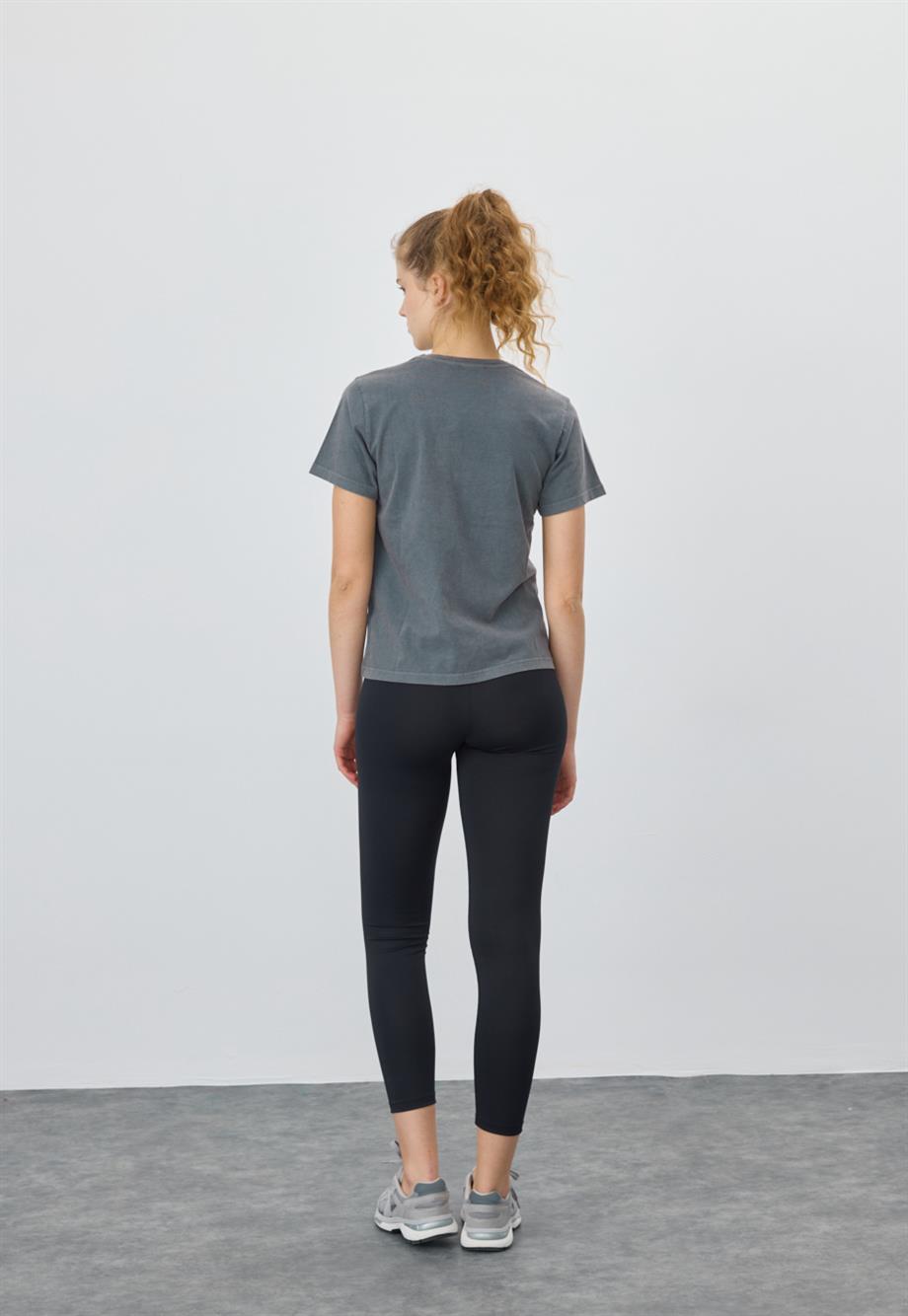 Kadın Kırmızı Nakış Detaylı Antrasit T-Shirt