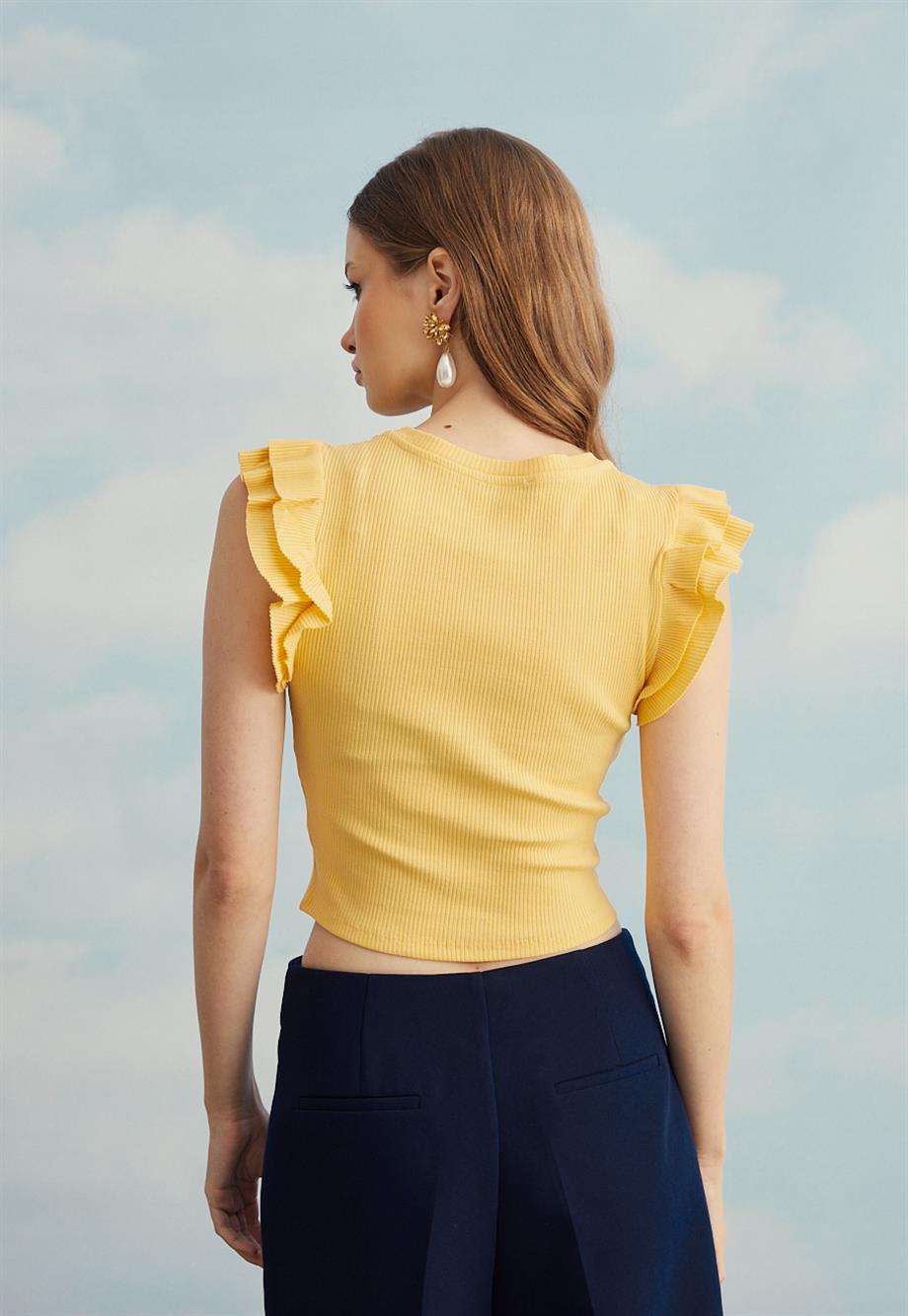 Kadın Kolları Fırfırlı Sarı Sıfır Kol Crop T-Shirt