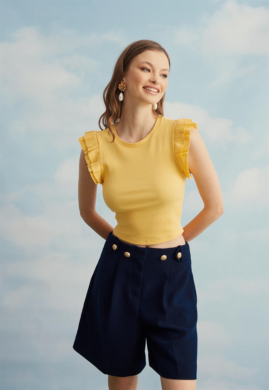 Kadın Kolları Fırfırlı Sarı Sıfır Kol Crop T-Shirt