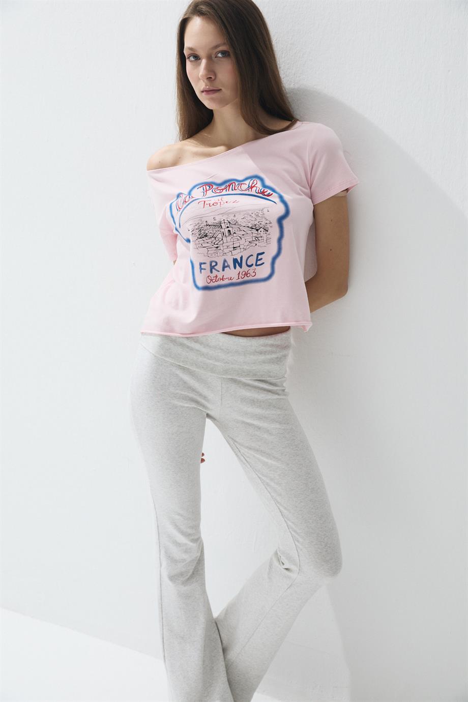 Kadın Pembe Renk Baskılı Kayıkçı Yaka Kısa Kollu T-shirt