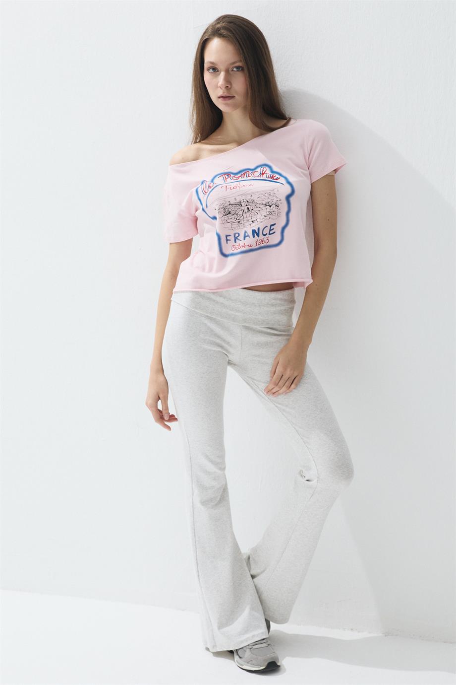 Kadın Pembe Renk Baskılı Kayıkçı Yaka Kısa Kollu T-shirt