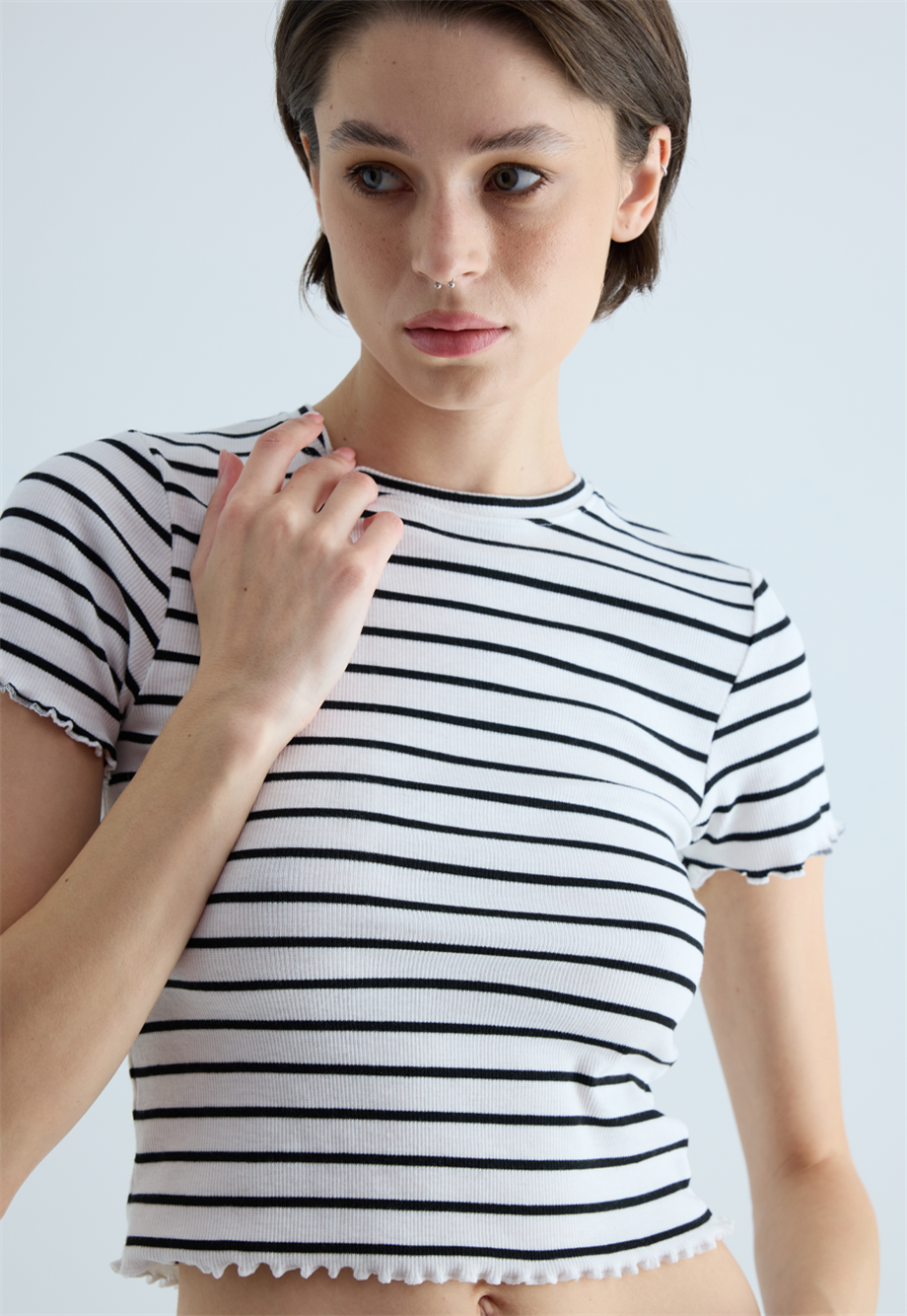 Kadın Siyah Beyaz Çizgili Crop Kısa Kollu T-Shirt