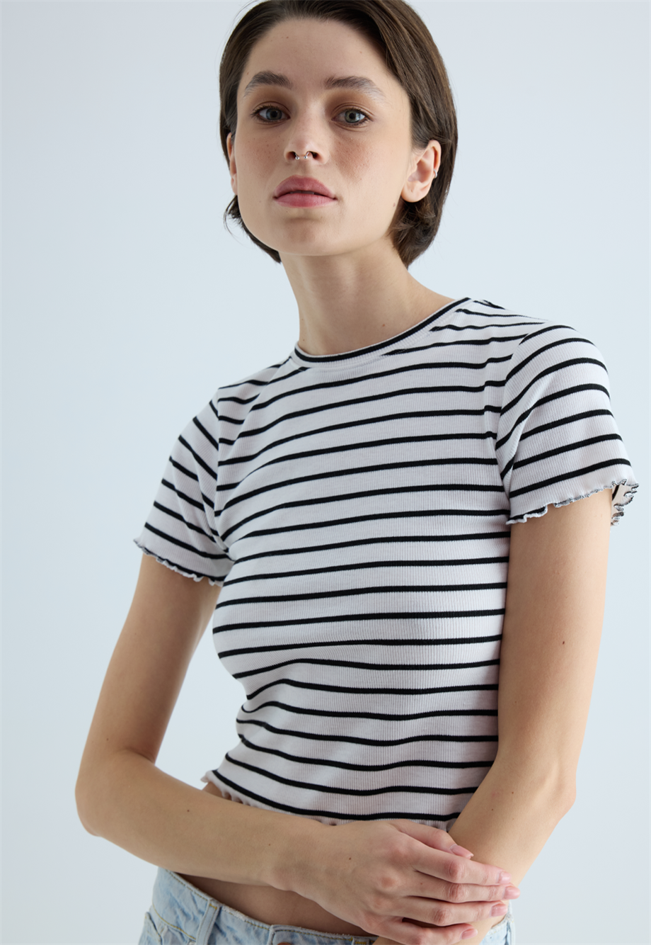 Kadın Siyah Beyaz Çizgili Crop Kısa Kollu T-Shirt