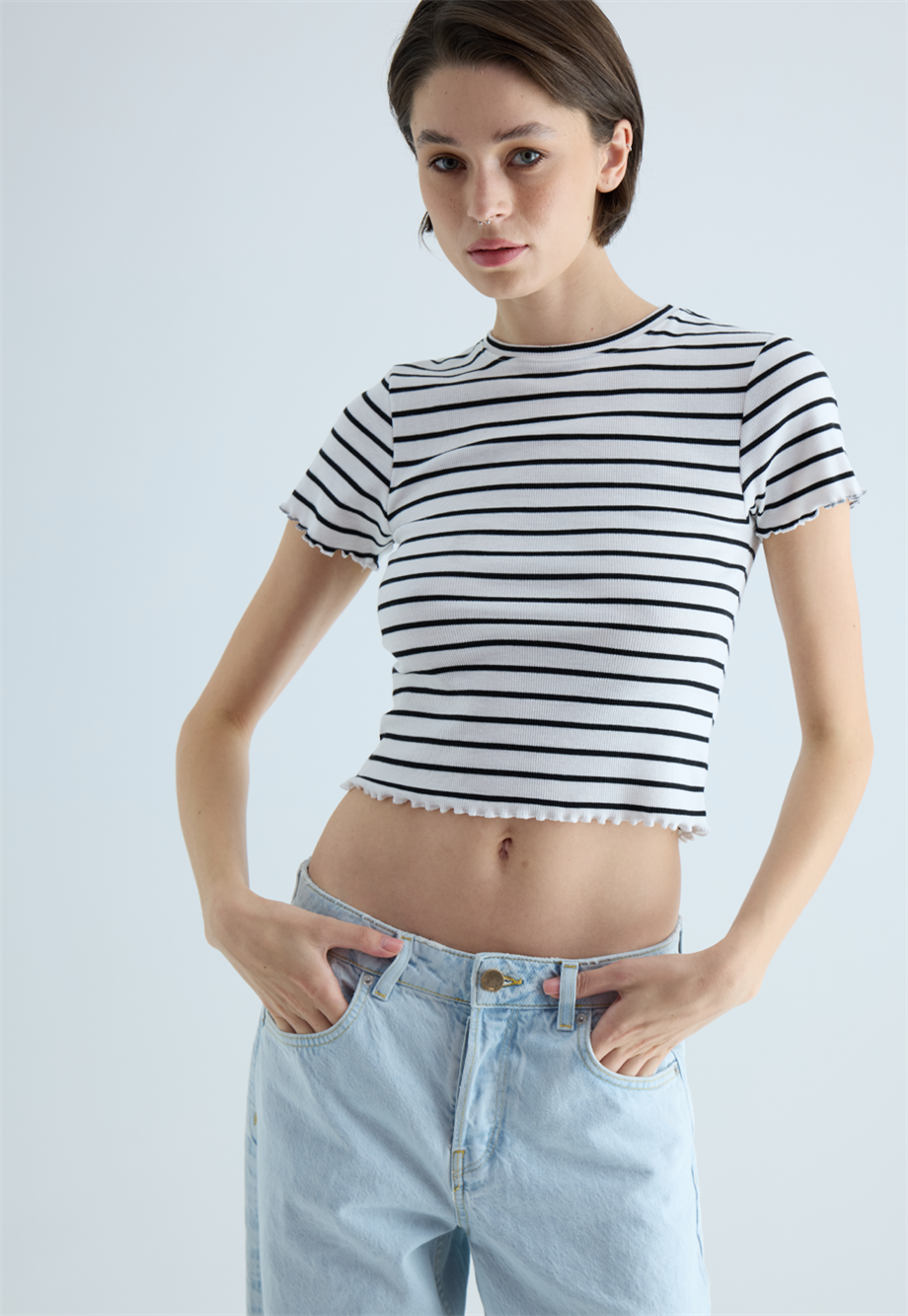 Kadın Siyah Beyaz Çizgili Crop Kısa Kollu T-Shirt