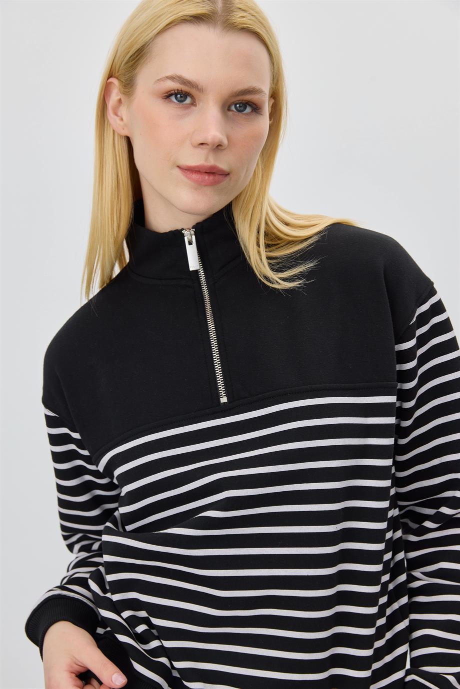 Kadın Siyah Beyaz Çizgili Fermuarlı Sweatshirt